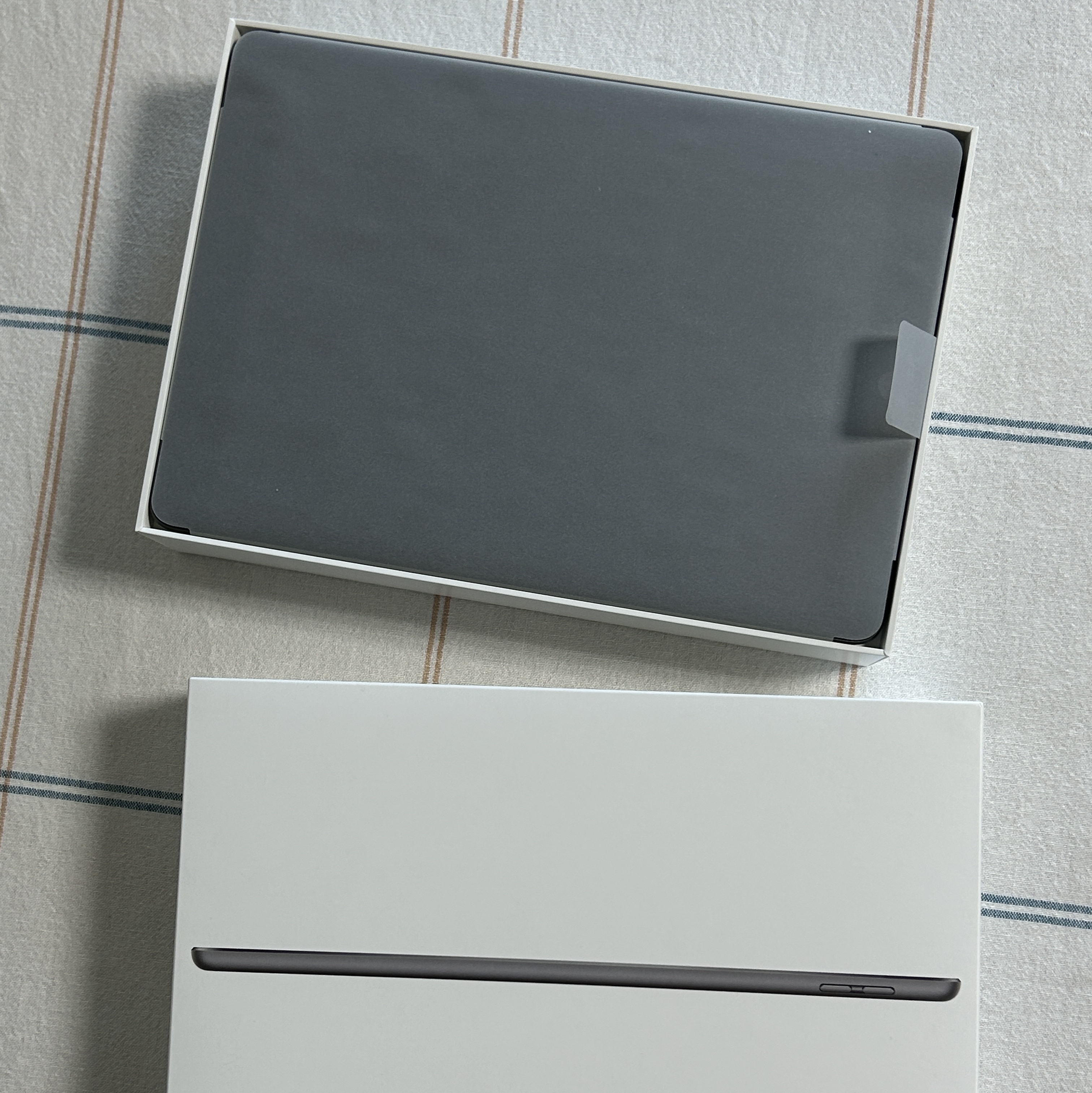 Apple iPad 9th Gen Wifi 64GB Space Gray (Korean Ver.) 착용 스타일 - 2