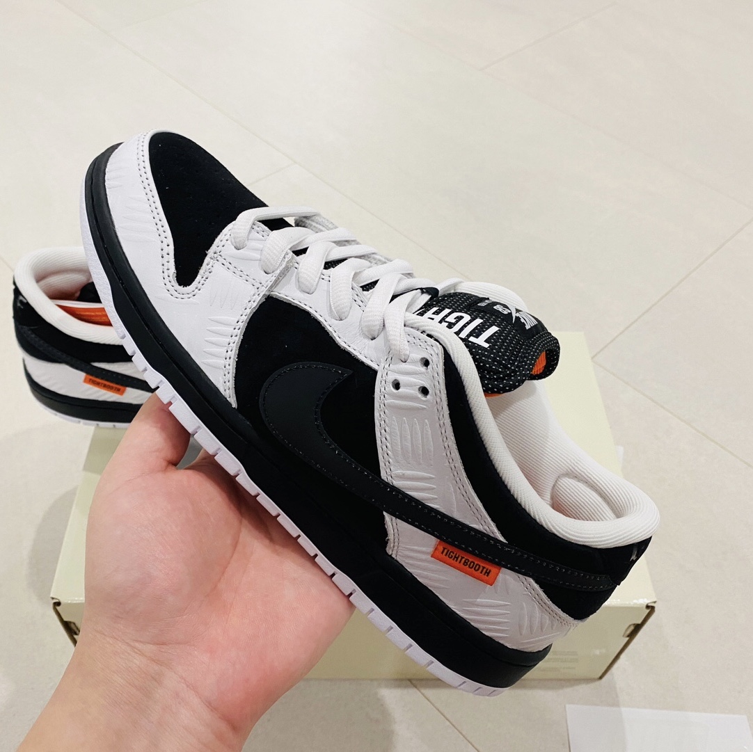 Nike x Tightbooth SB Dunk Low Pro Black and White 착용 스타일