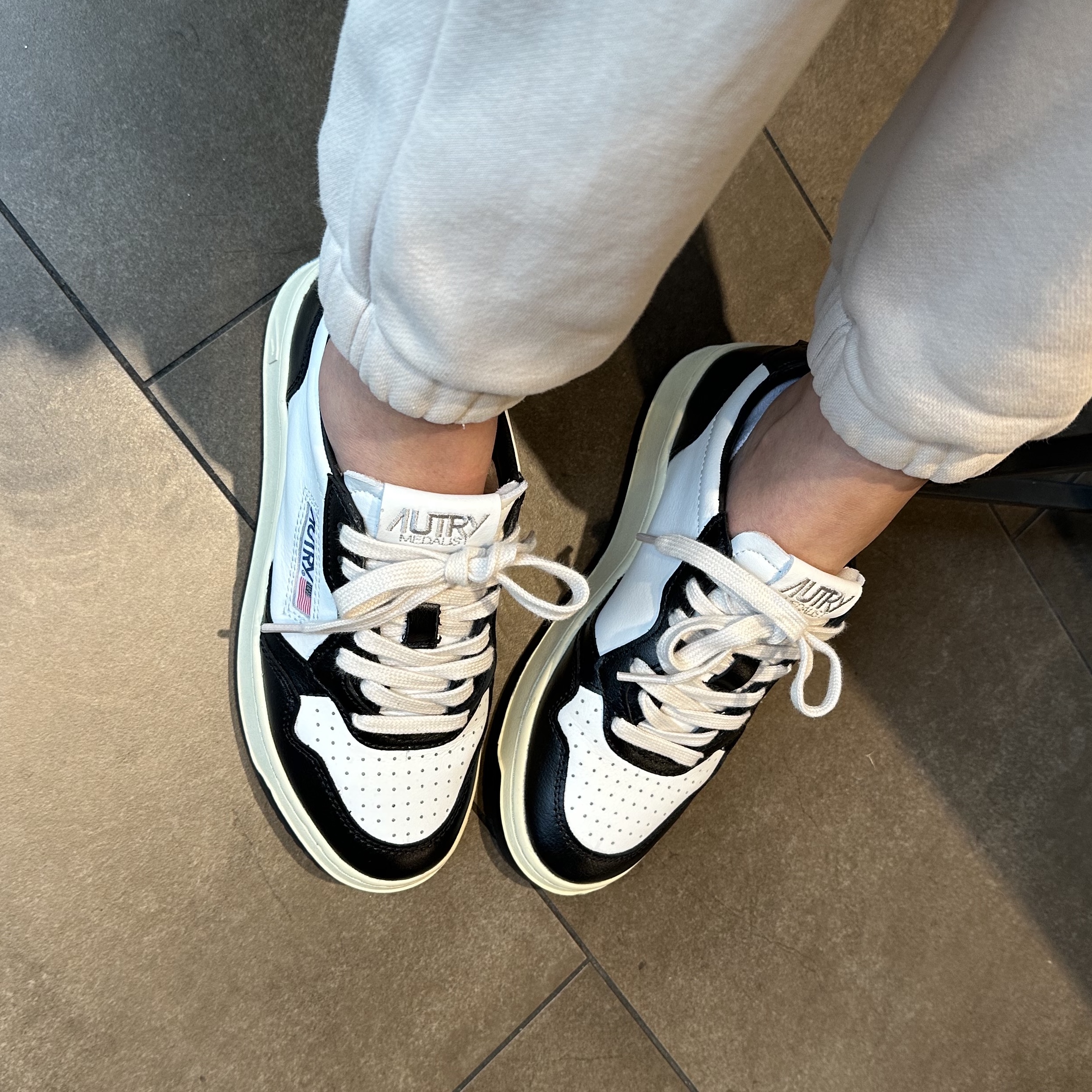 (W) Autry Medalist Low Leather Sneakers Black White 착용 스타일 - 1