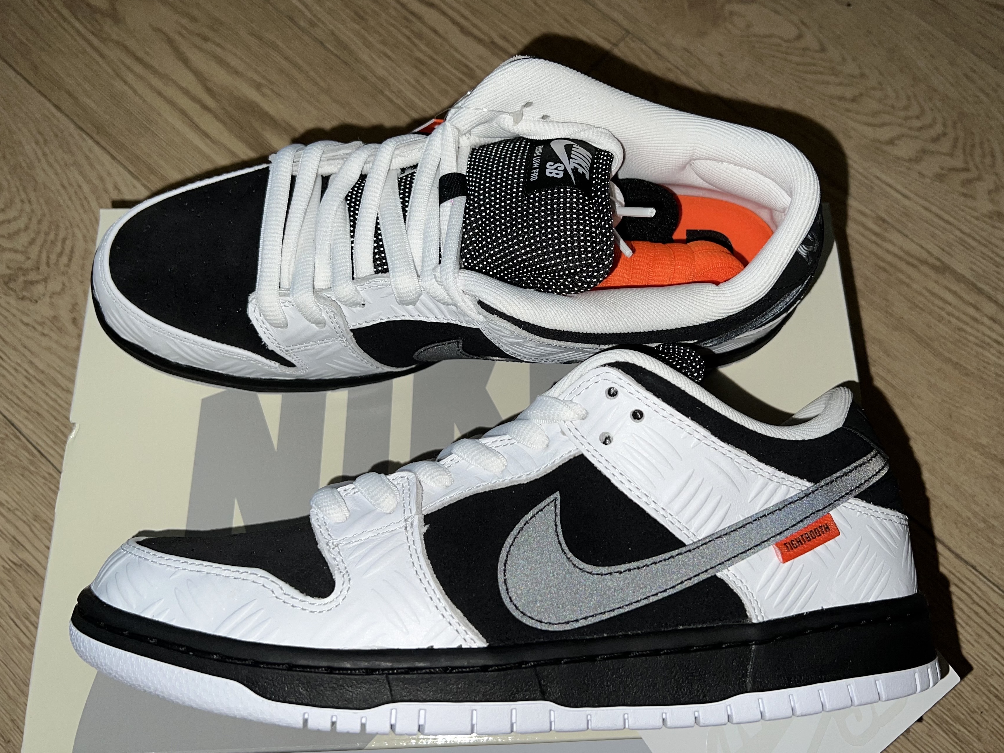 Nike x Tightbooth SB Dunk Low Pro Black and White 착용 스타일 - 2
