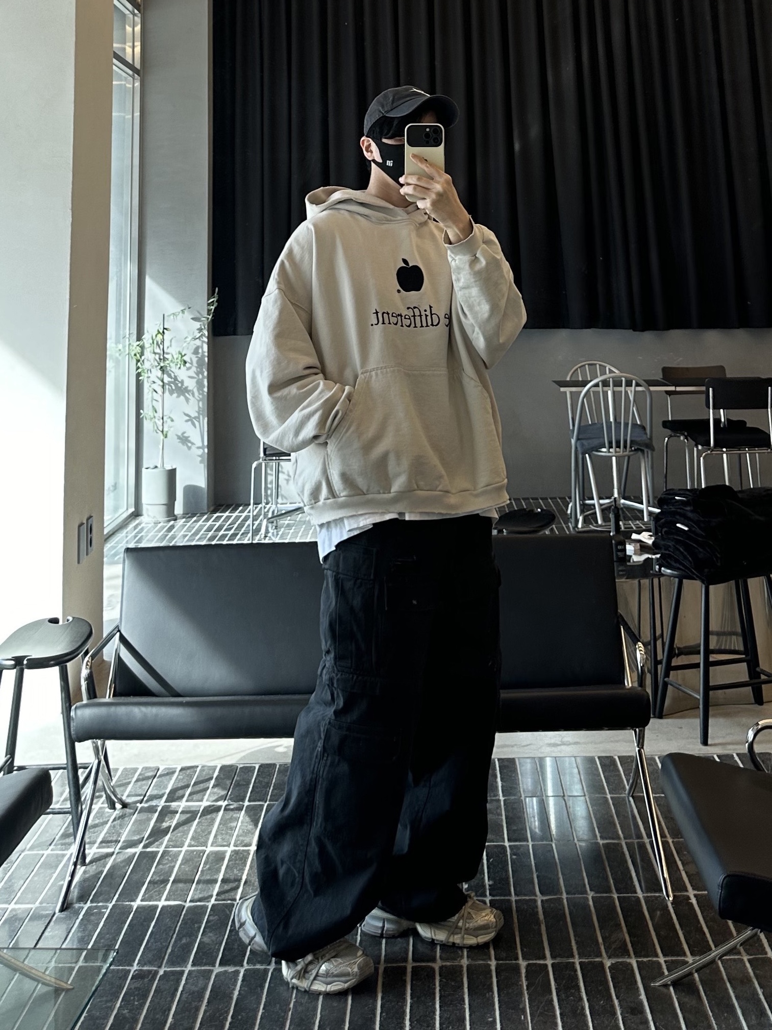 Balenciaga 3XL Sneakers Light Beige, Balenciaga Cotton Ripstop Large Fit Cargo Pants Black 착용 스타일 - 1