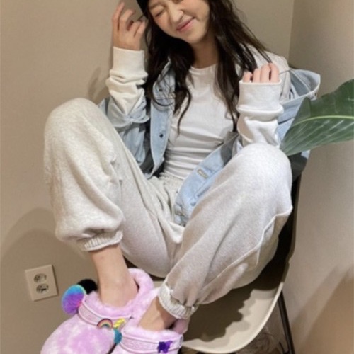 Crocs Classic Fur Sure Clog Ballerina Pink White 착용 스타일 - 3