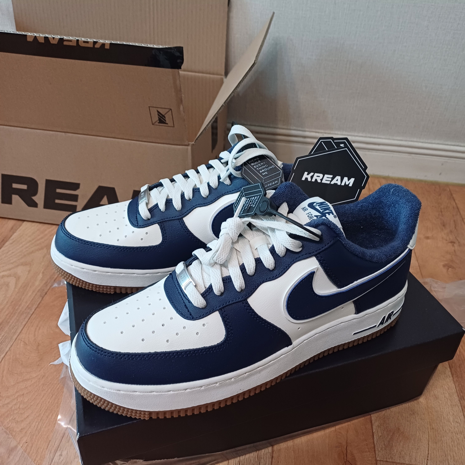 Nike Air Force 1 '07 LV8 Midnight Navy 착용 스타일