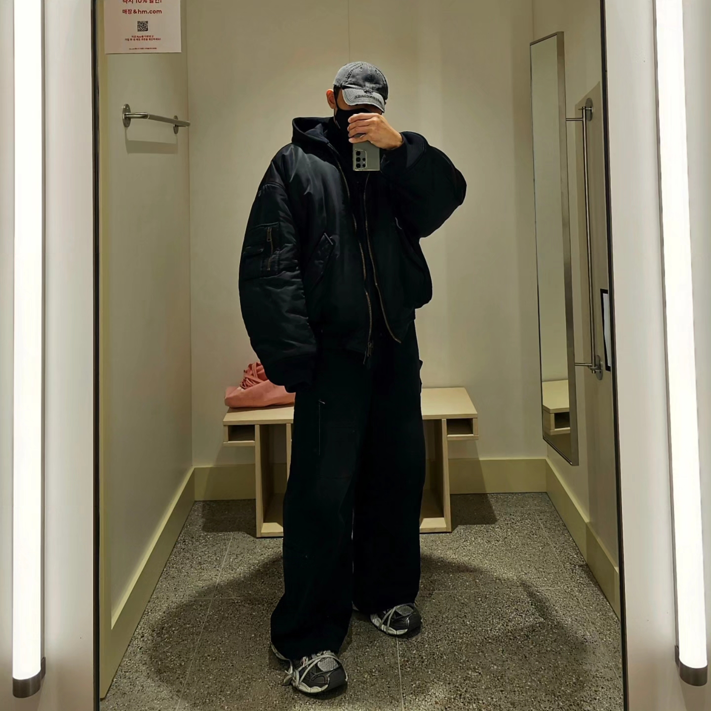Balenciaga Paris All In Bomber Black, Balenciaga Cargo Pants Faded Black 착용 스타일 - 3