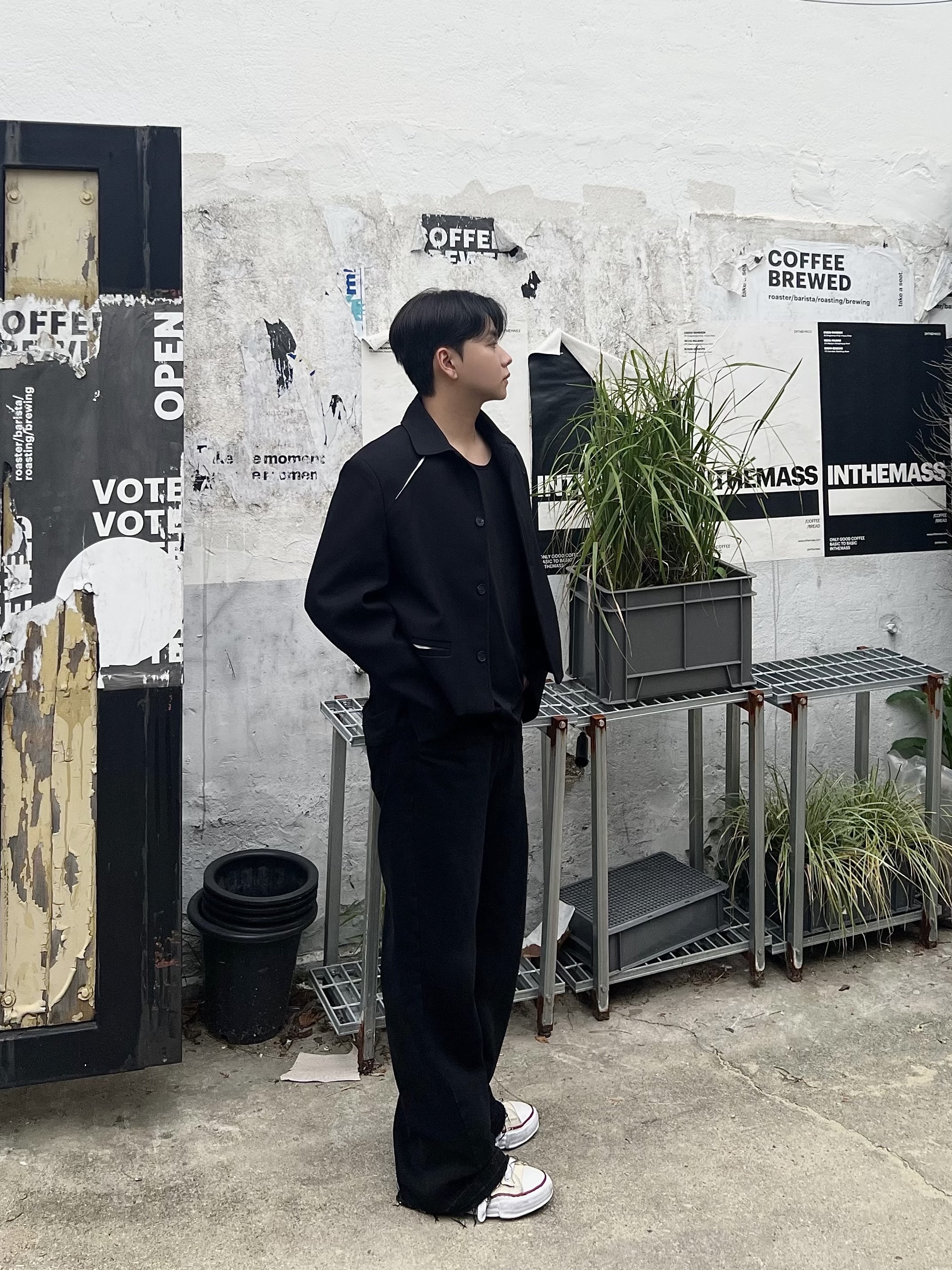 JUNNE P16 Low Rise Wide Denim Pants Black (New Ver.), Maison Mihara Yasuhiro Peterson OG Sole Canvas Low-top Sneakers Natural 착용 스타일 - 1