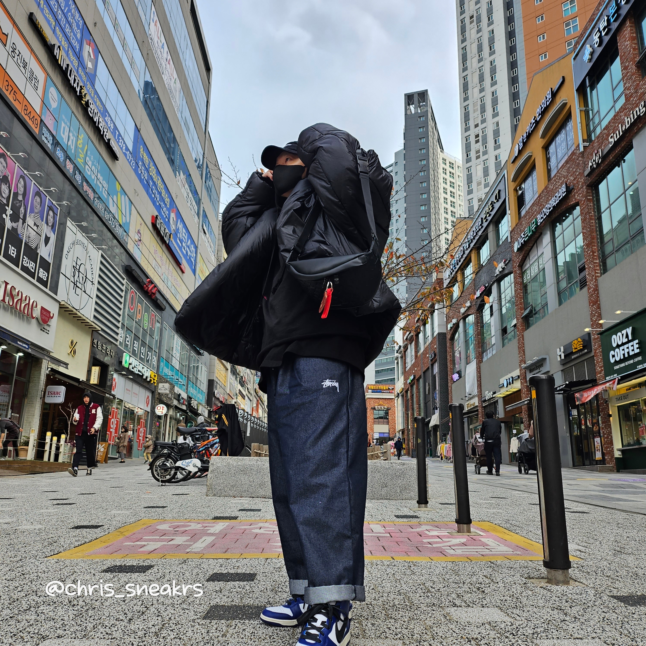Louis Vuitton Discovery PM Bumbag Monogram Shadow Black, Supreme Webbing Keychain Red - 23SS 착용 스타일 - 1