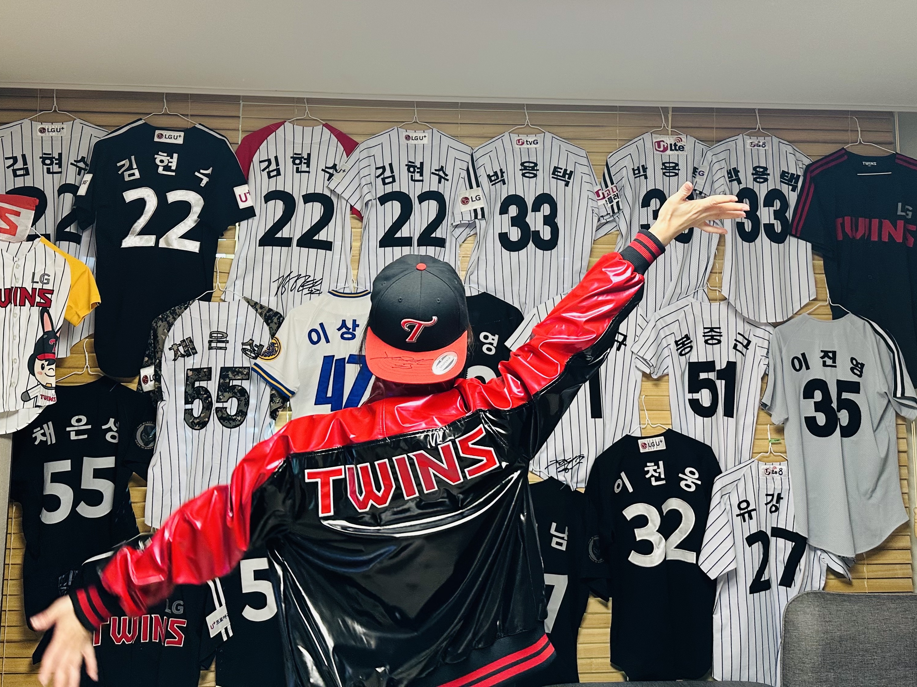 BDNS x LG TWINS Dugout Jacket Red 착용 스타일 - 2