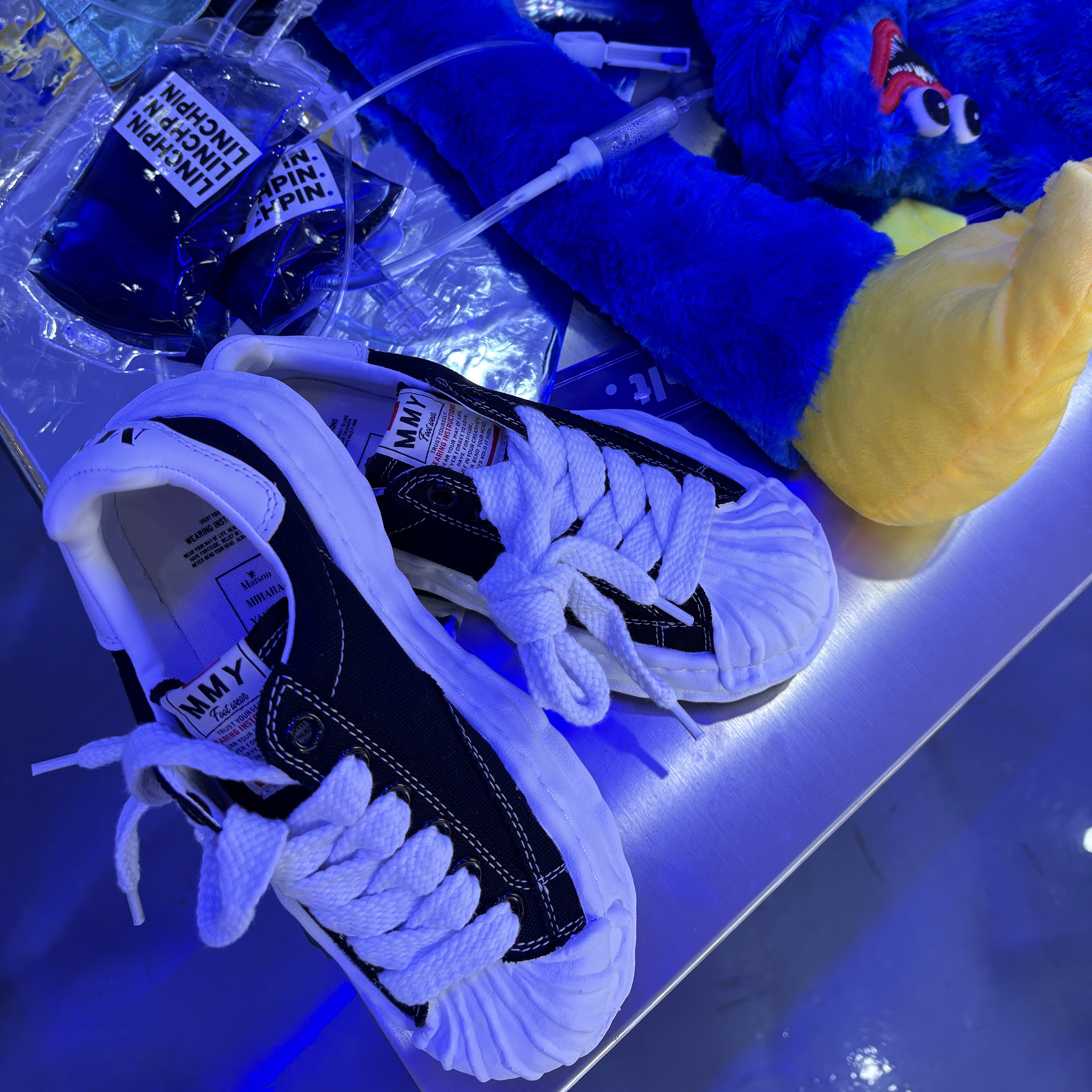 Maison Mihara Yasuhiro Blakey OG Sole Canvas Low-top Sneakers Black White 착용 스타일 - 2
