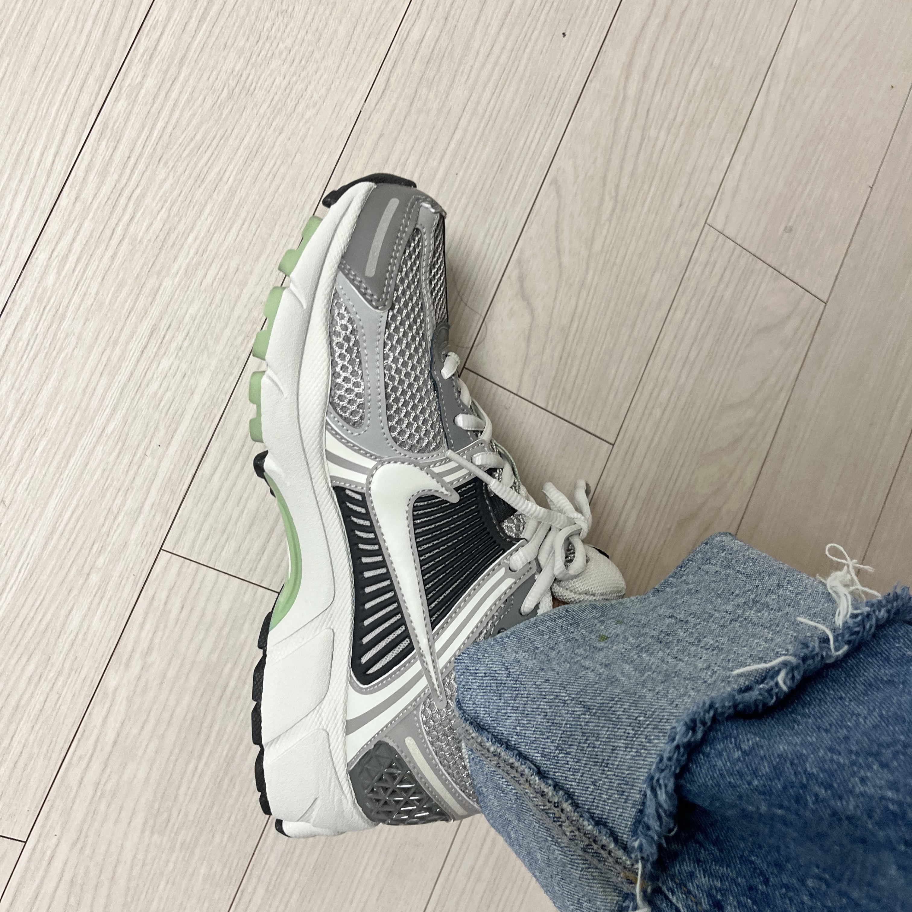 (W) Nike Zoom Vomero 5 Cobblestone and Flat Pewter 착용 스타일 - 1