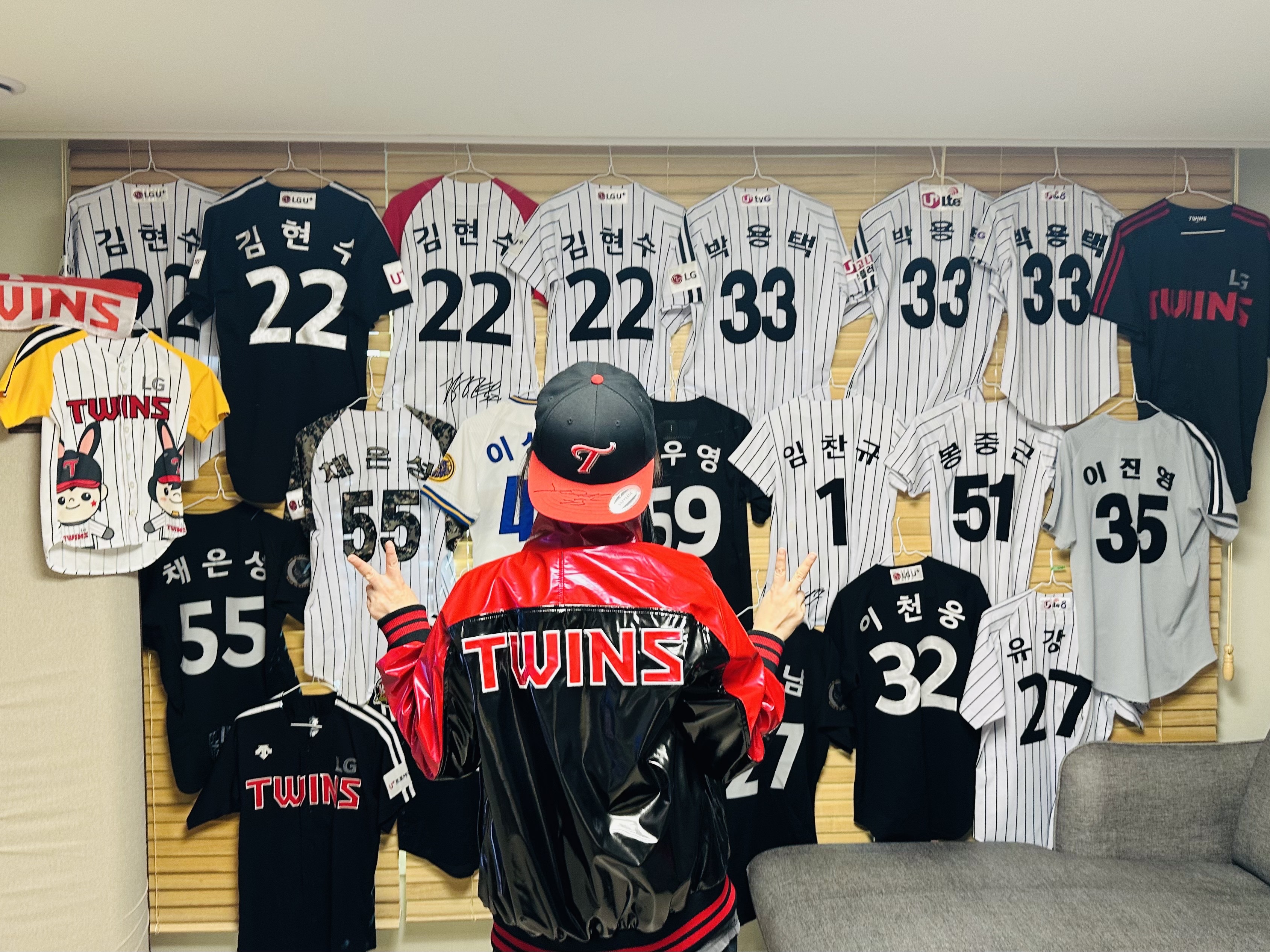 BDNS x LG TWINS Dugout Jacket Red 착용 스타일 - 5