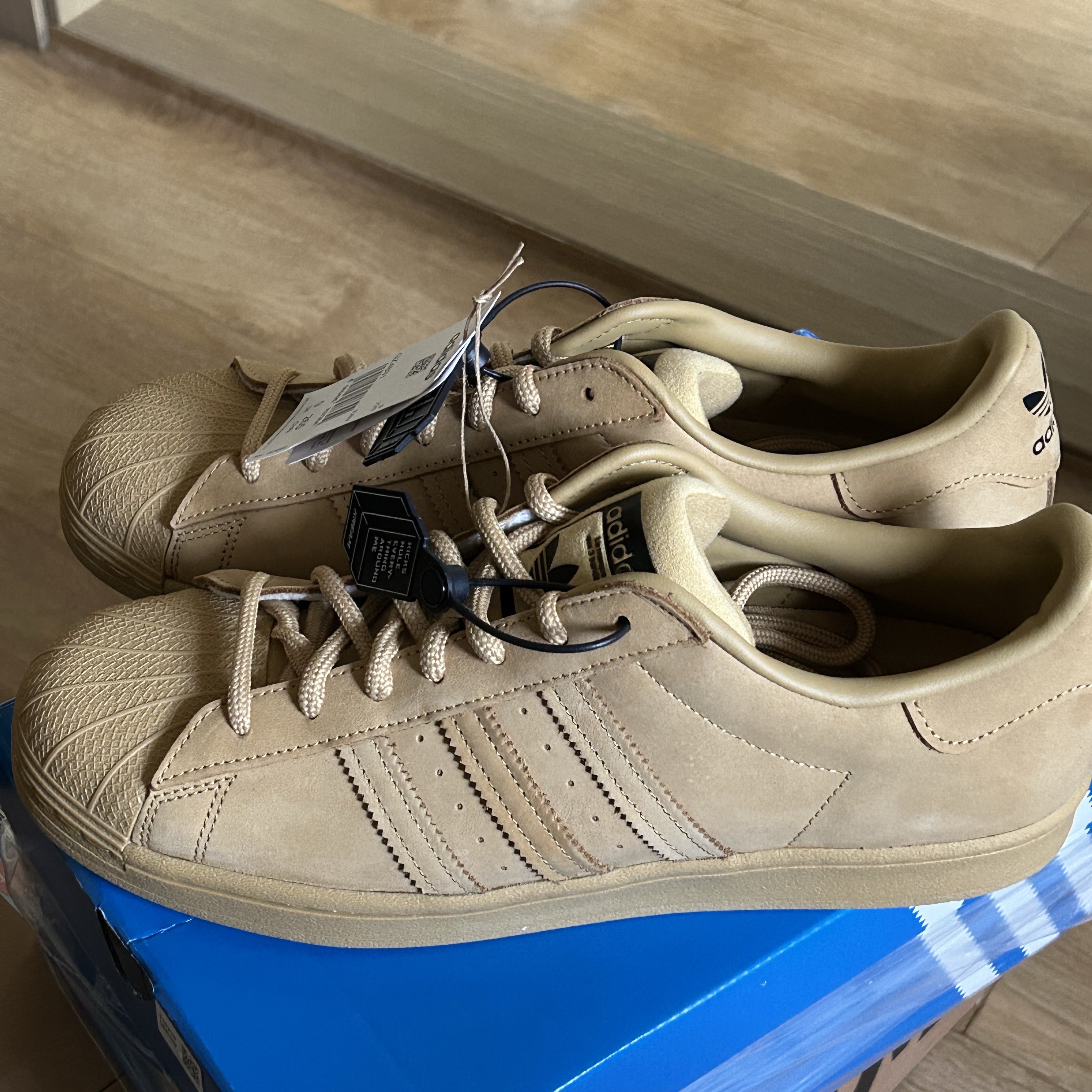 Adidas Superstar Golden Beige 착용 스타일