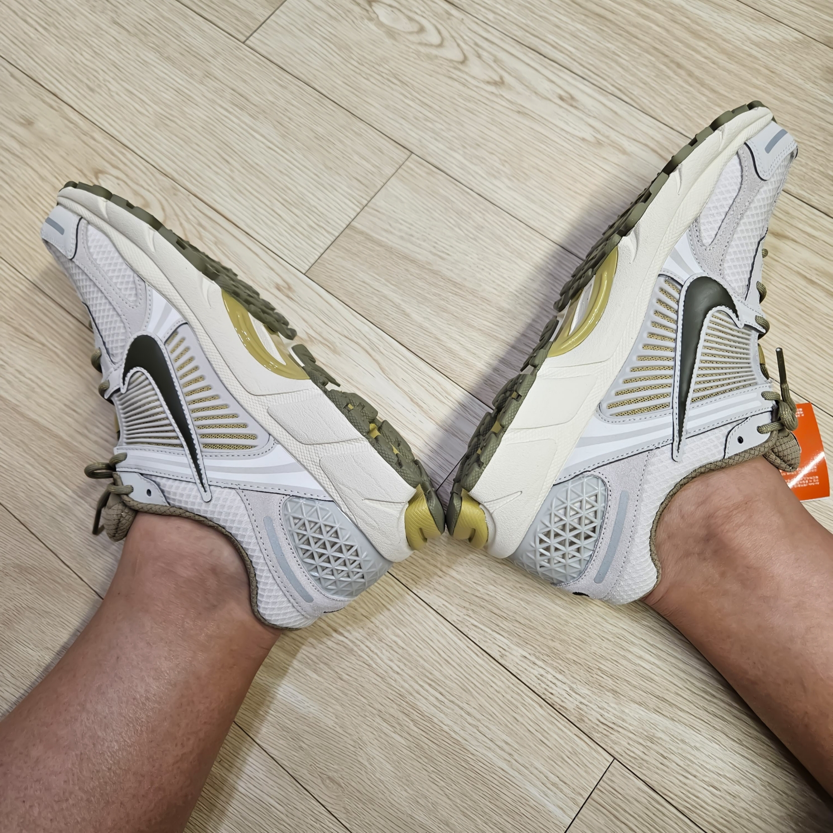 Nike Zoom Vomero 5 Light Bone and Phantom 착용 스타일 - 1