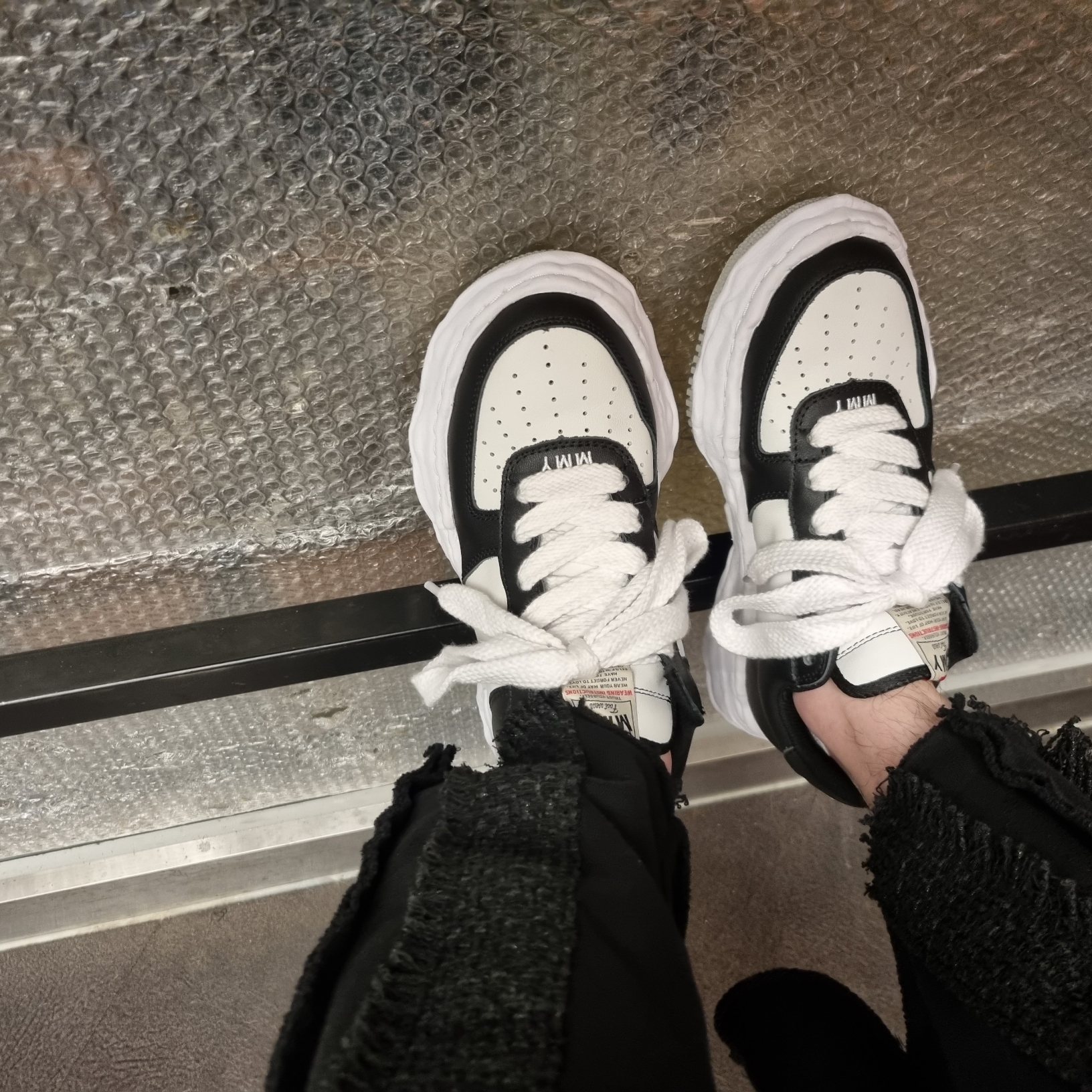 Maison Mihara Yasuhiro Wayne OG Sole Leather Low-top Sneakers Black White 착용 스타일