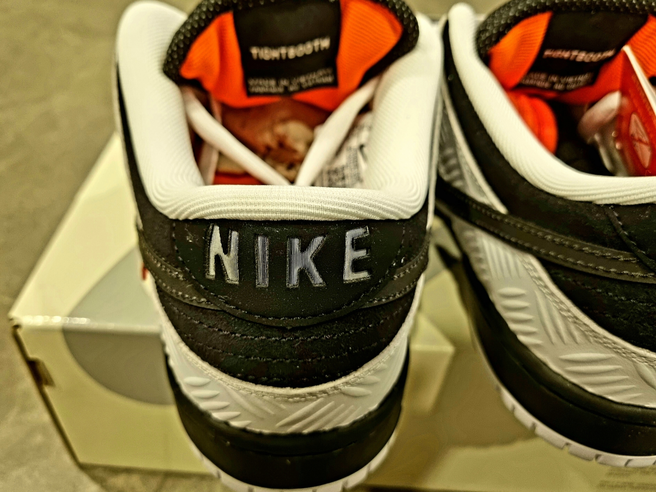 Nike x Tightbooth SB Dunk Low Pro Black and White 착용 스타일 - 6