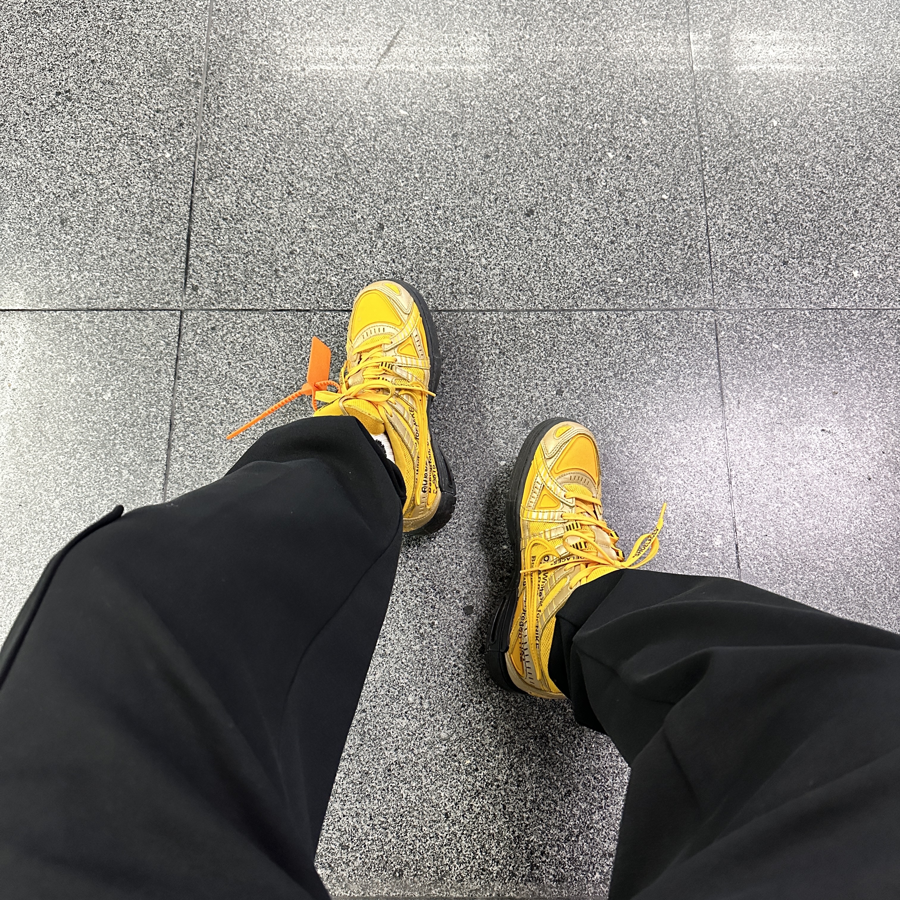 Nike x Off-White Air Rubber Dunk University Gold 착용 스타일 - 1