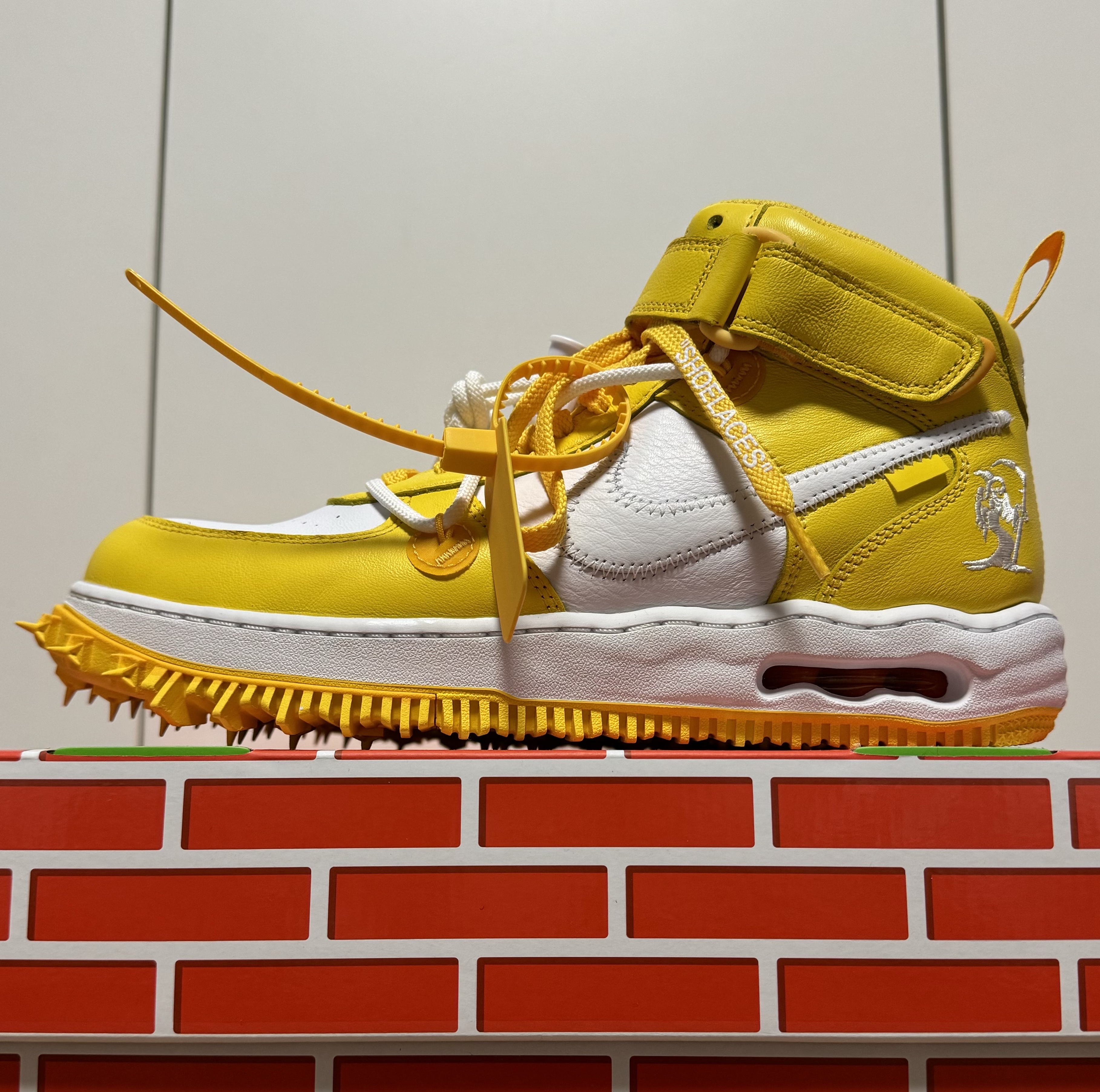 Nike x Off-White Air Force 1 Mid SP Leather Varsity Maize 착용 스타일 - 1