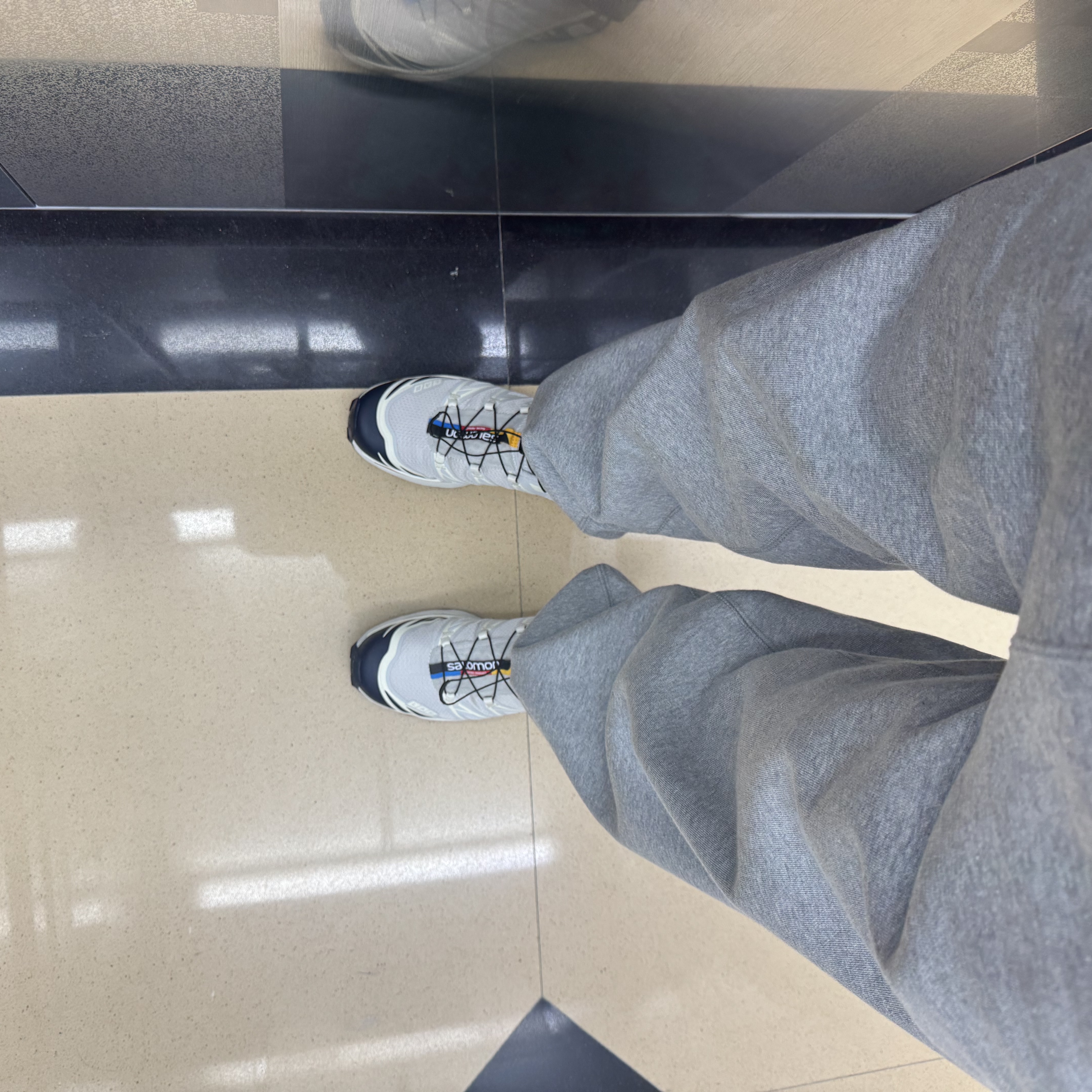 Salomon XT-6 Lunar Rock Dark Sapphire, Nike x Stussy NRG Fleece Pants Dark Grey Heather (DO9340-063) 착용 스타일 - 2