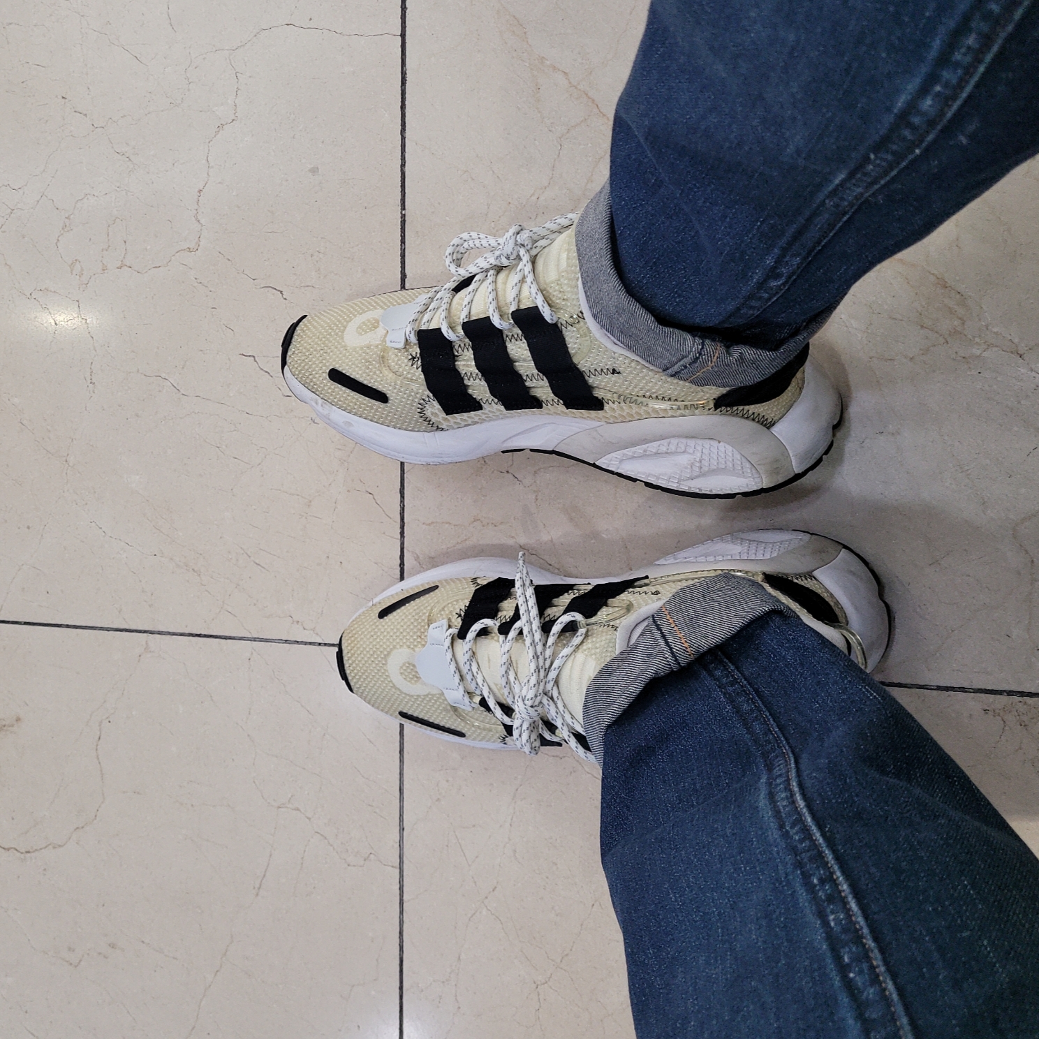 Adidas LXCON White Black 착용 스타일