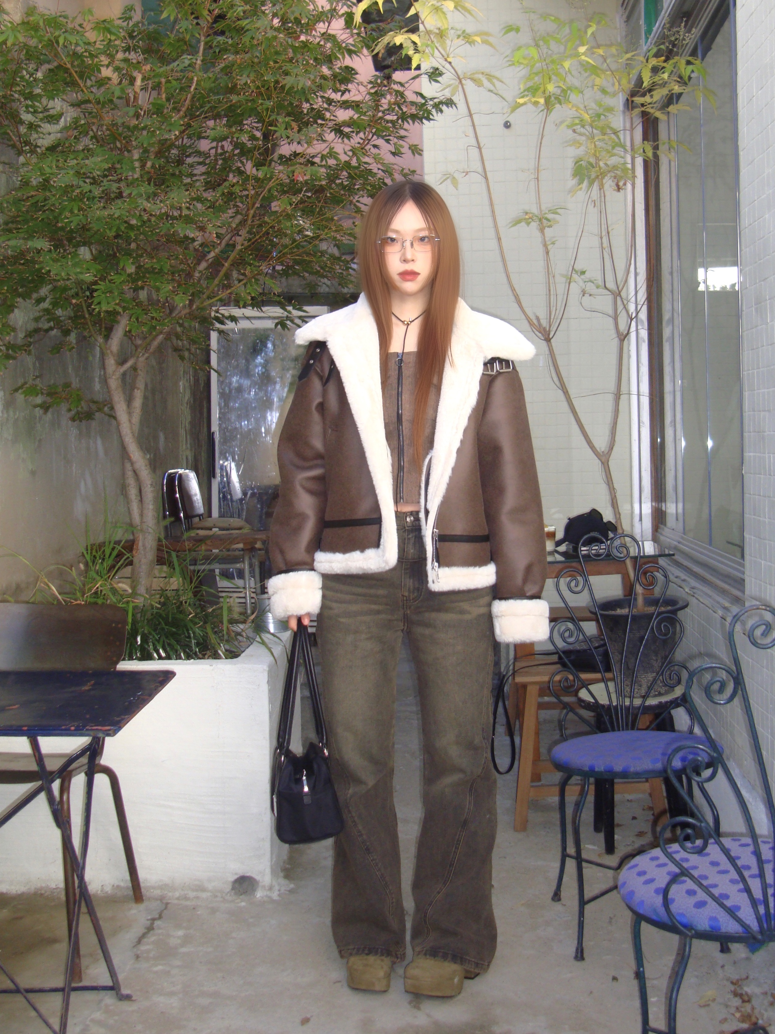 Matin Kim Sporty Tote Bag Black, Millo Women Curved Flare Jeans Washed Brown 착용 스타일 - 1