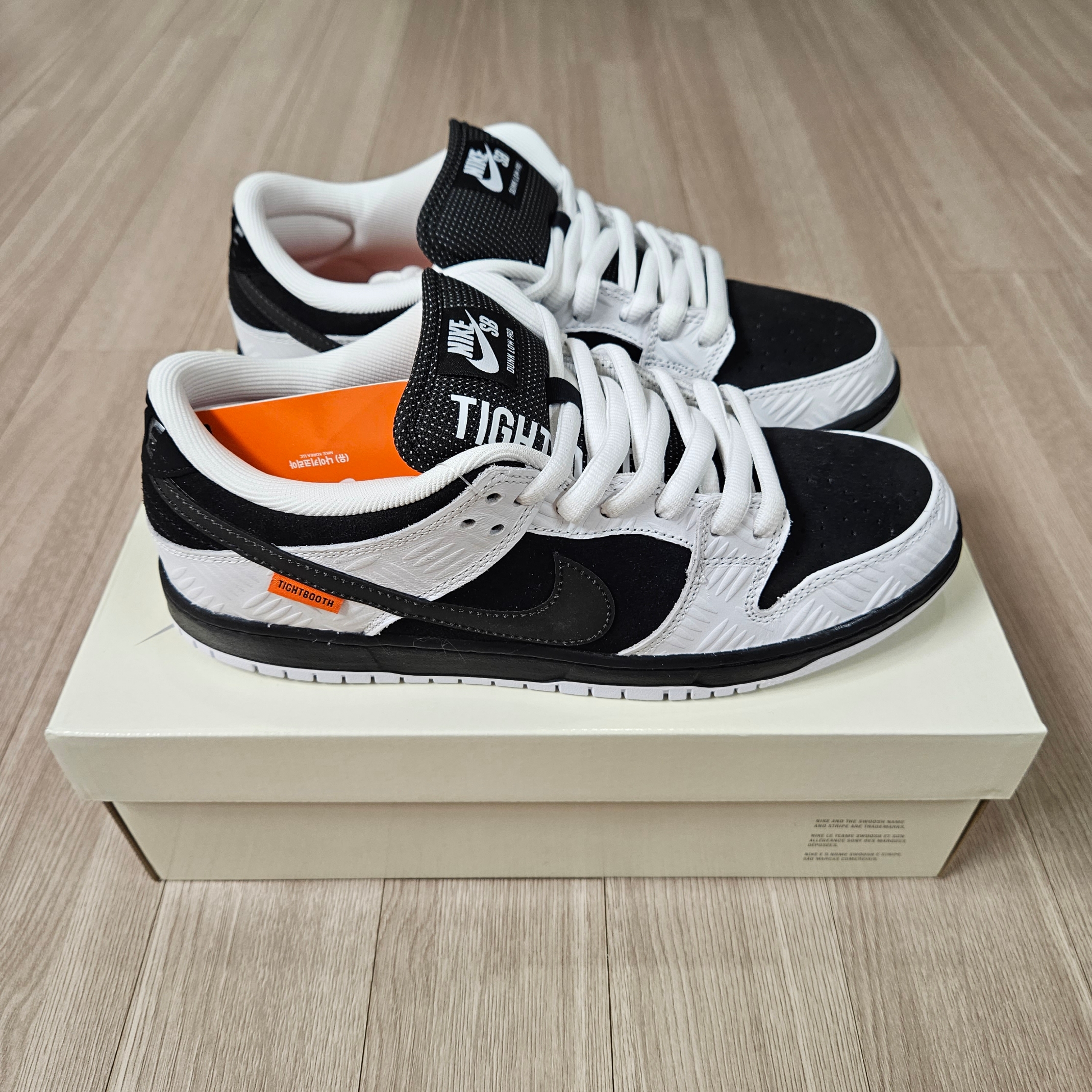 Nike x Tightbooth SB Dunk Low Pro Black and White 착용 스타일