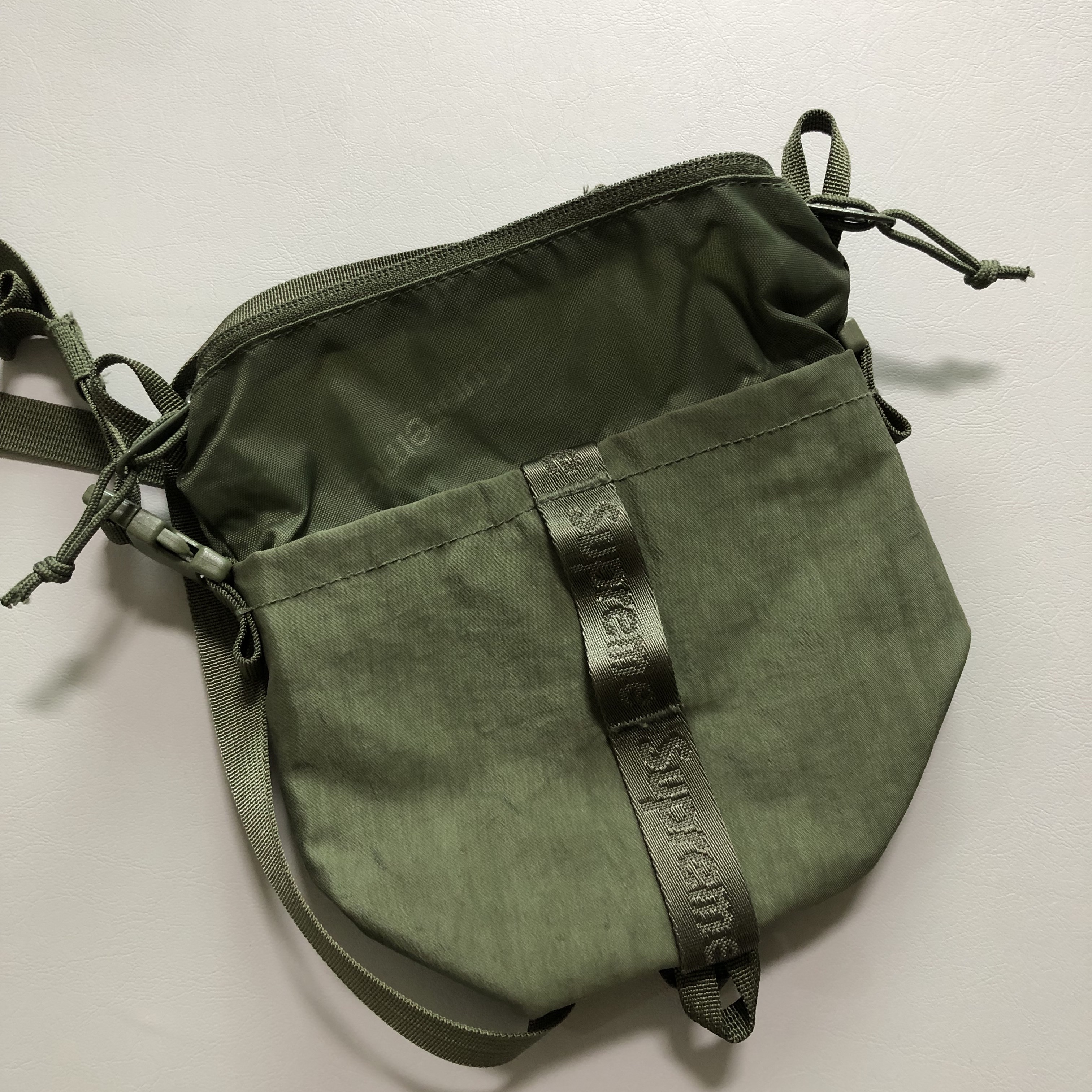 Supreme Neck Pouch Olive - 20FW 착용 스타일