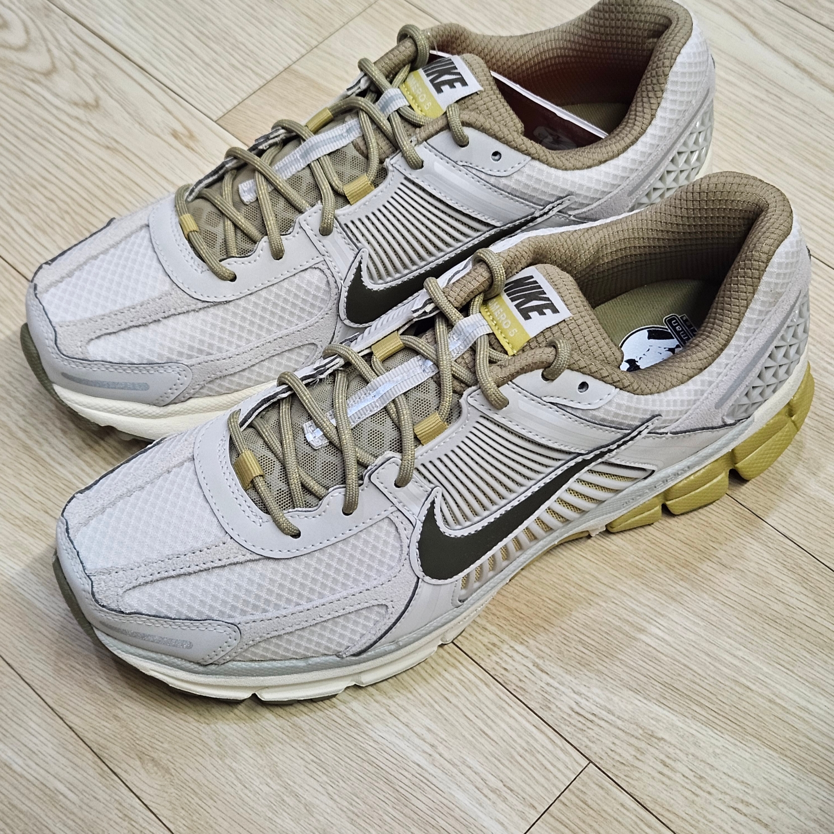 Nike Zoom Vomero 5 Light Bone and Phantom 착용 스타일 - 3