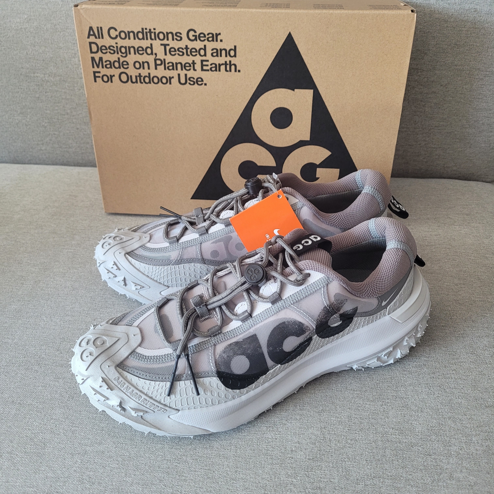 Nike ACG Mountain Fly 2 Low Light Iron Ore Black 착용 스타일