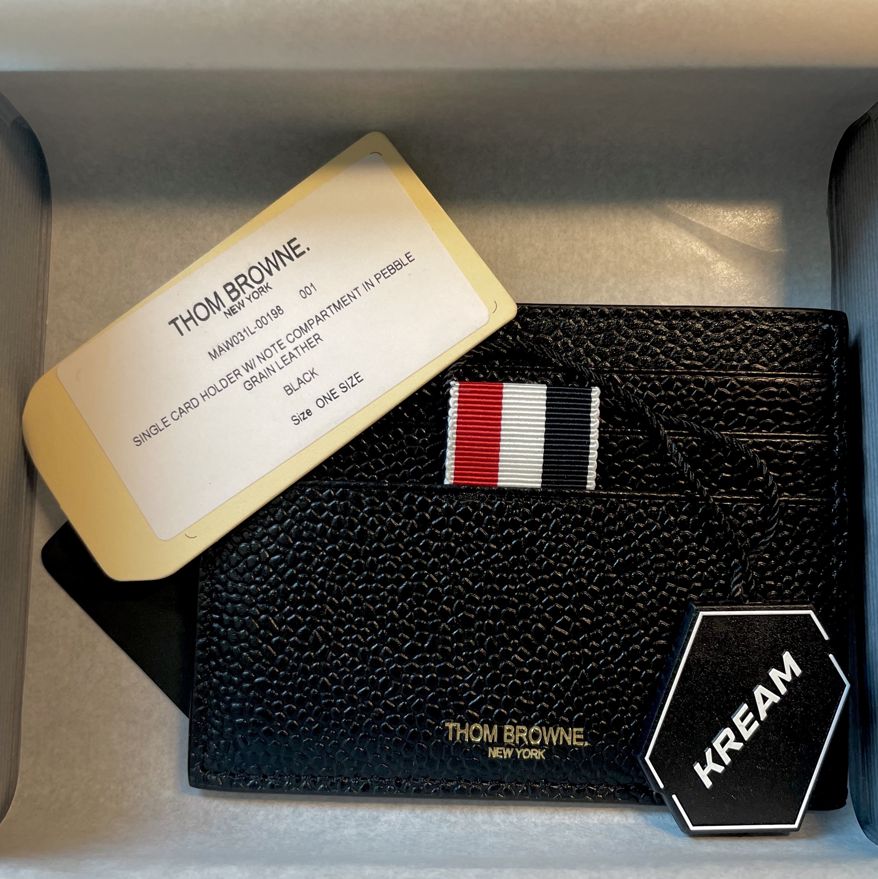 Thom Browne Pebble Grain Leather Stripe Note Compartment Card Holder Black 착용 스타일 - 2
