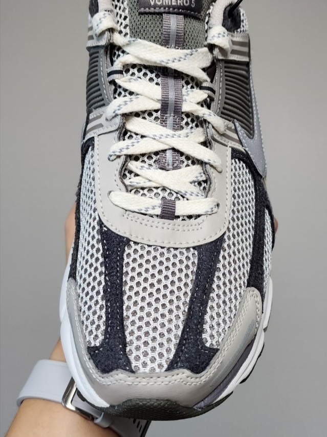 Nike Zoom Vomero 5 PRM Light Iron Ore and Flat Fewter 착용 스타일
