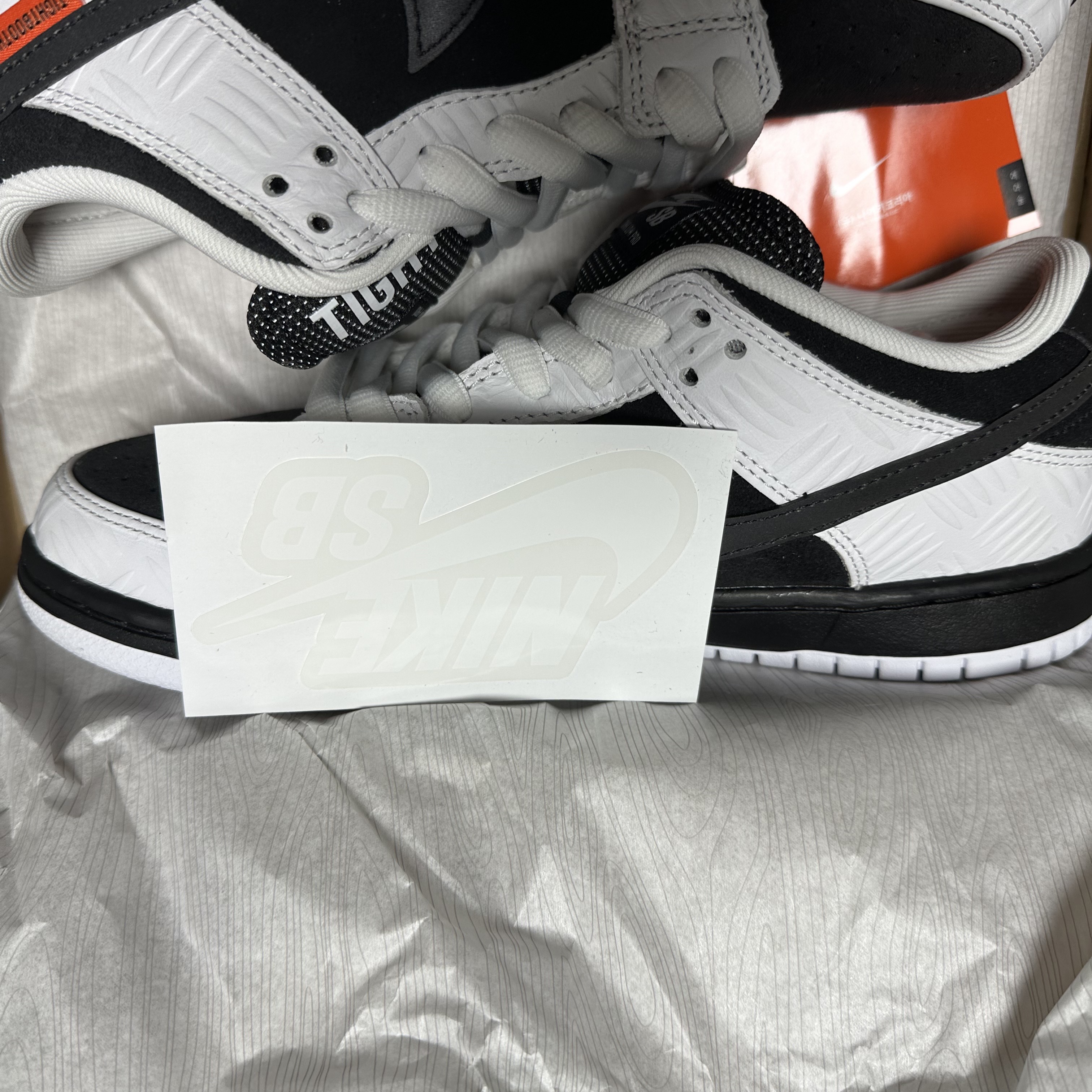 Nike x Tightbooth SB Dunk Low Pro Black and White 착용 스타일 - 5