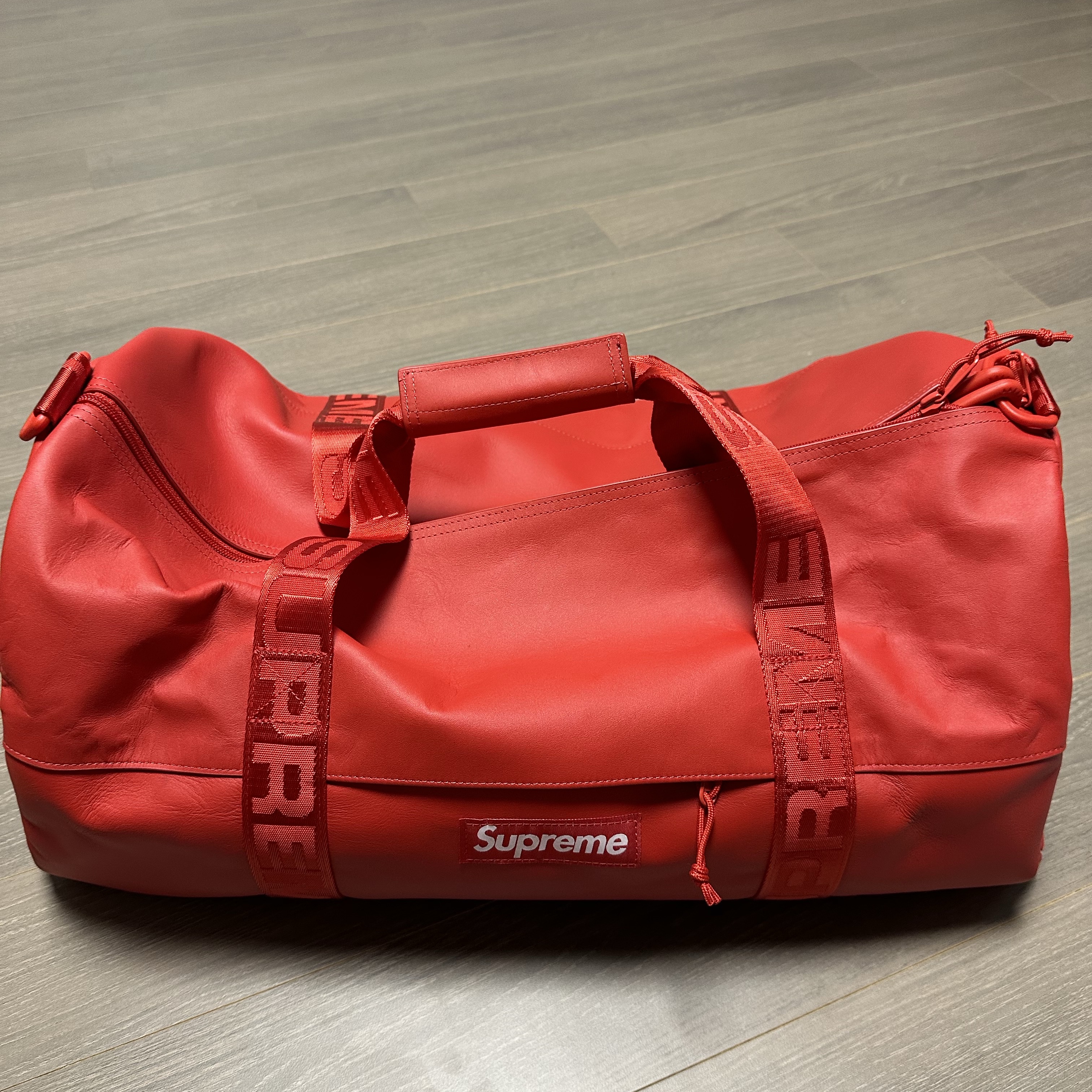 Supreme Leather Duffle Bag Red - 23FW 착용 스타일