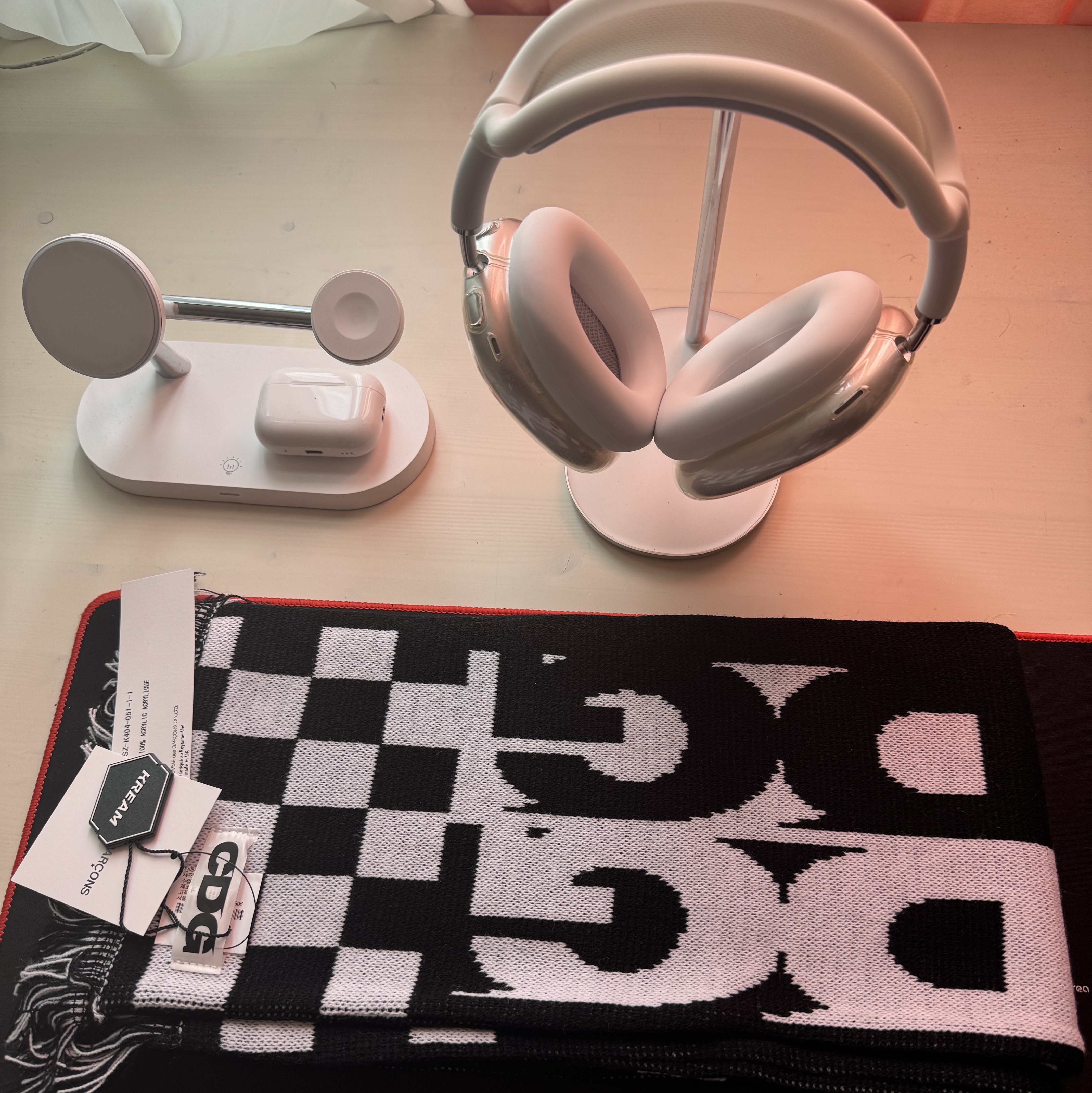 CDG Logo Check Muffler White Black, Apple AirPods Max Lightning Silver (Korean Ver.) 착용 스타일 - 3