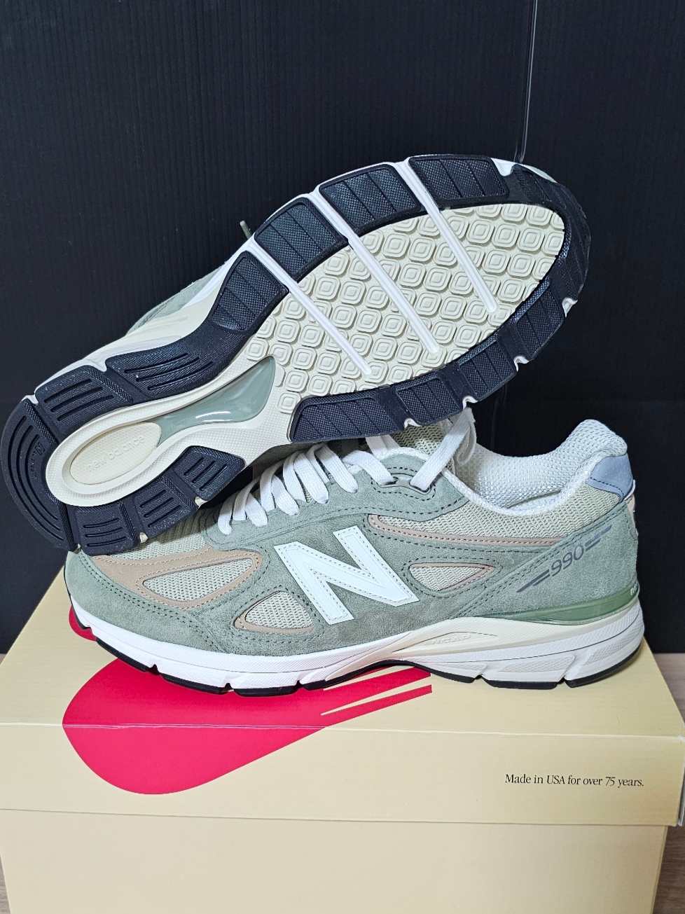 New Balance 990v4 Made in USA Olive Incense 착용 스타일 - 5