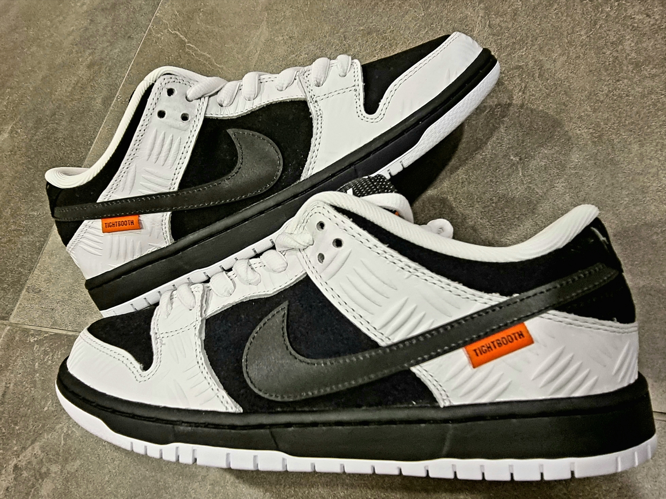 Nike x Tightbooth SB Dunk Low Pro Black and White 착용 스타일 - 2