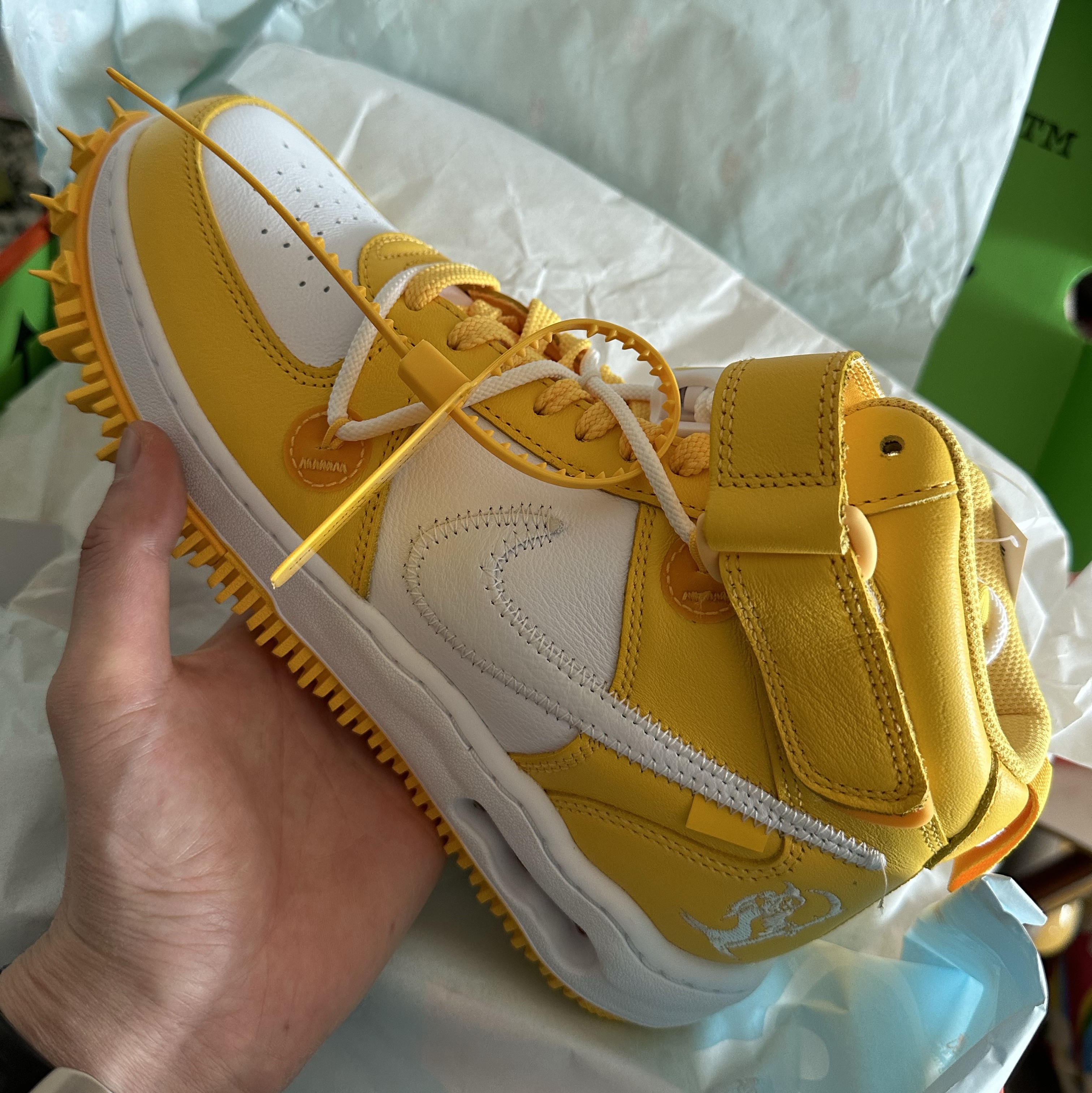 Nike x Off-White Air Force 1 Mid SP Leather Varsity Maize 착용 스타일 - 1