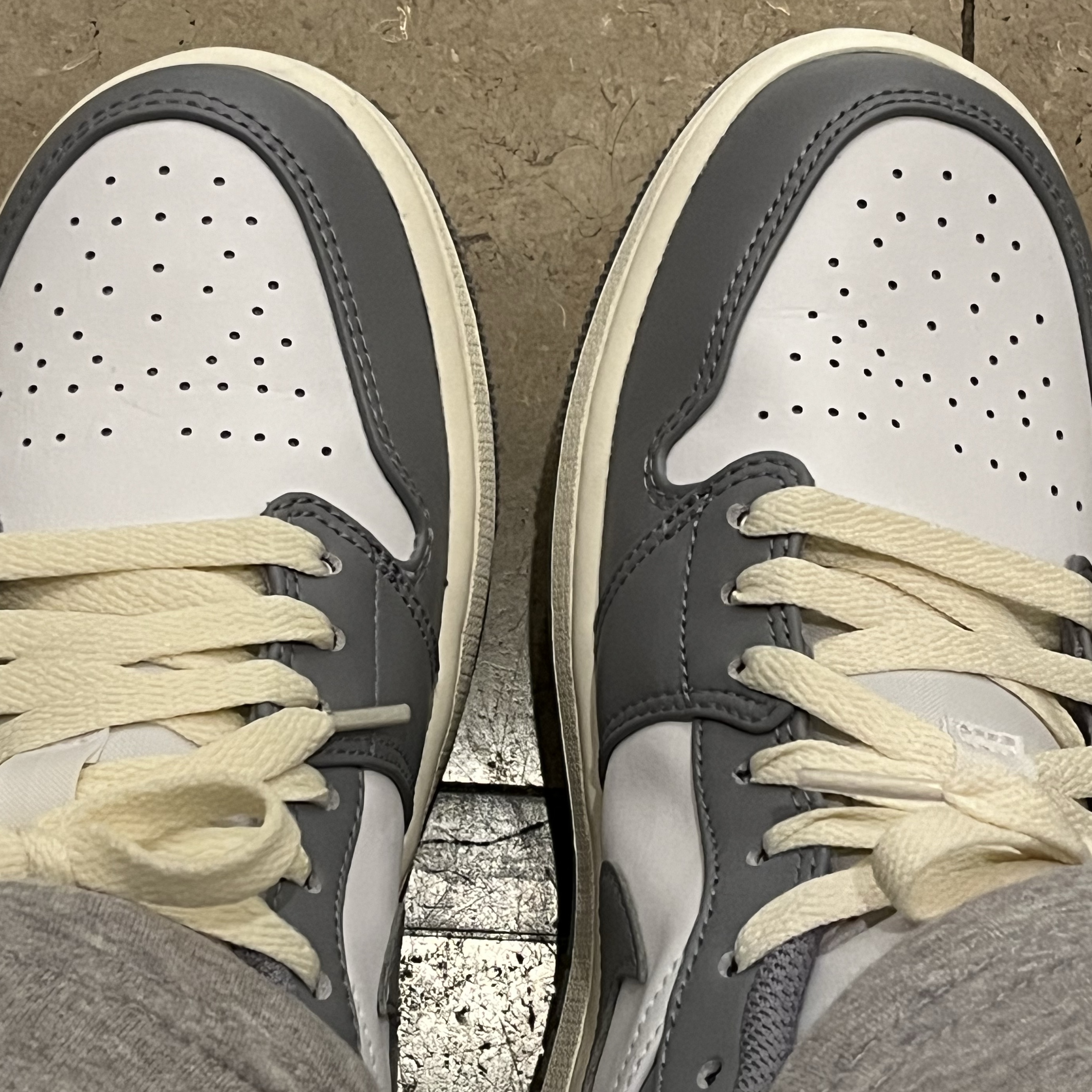 Jordan 1 Low Stealth and White 착용 스타일 - 2