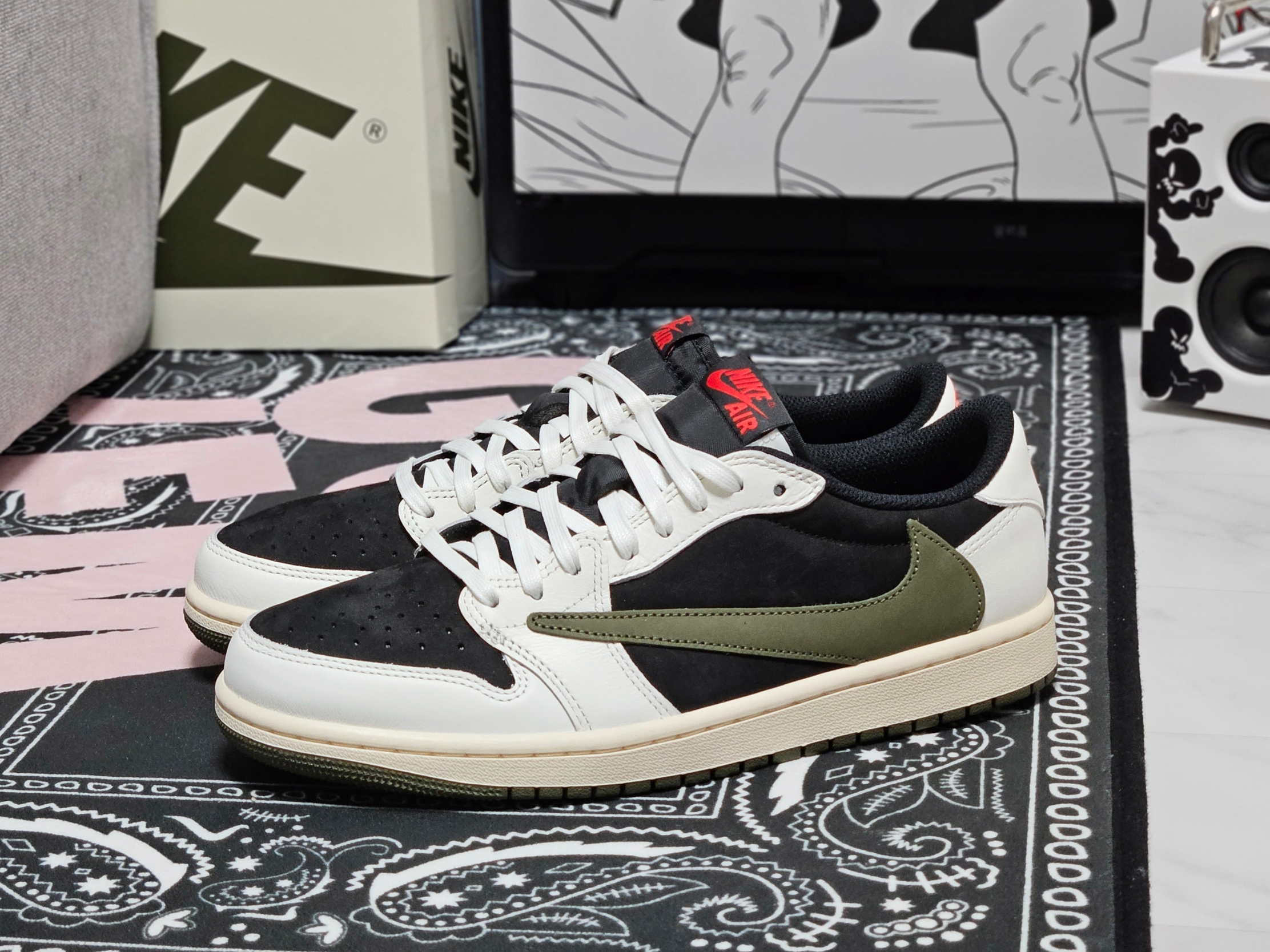(W) Jordan 1 x Travis Scott Retro Low OG SP Medium Olive 착용 스타일 - 9