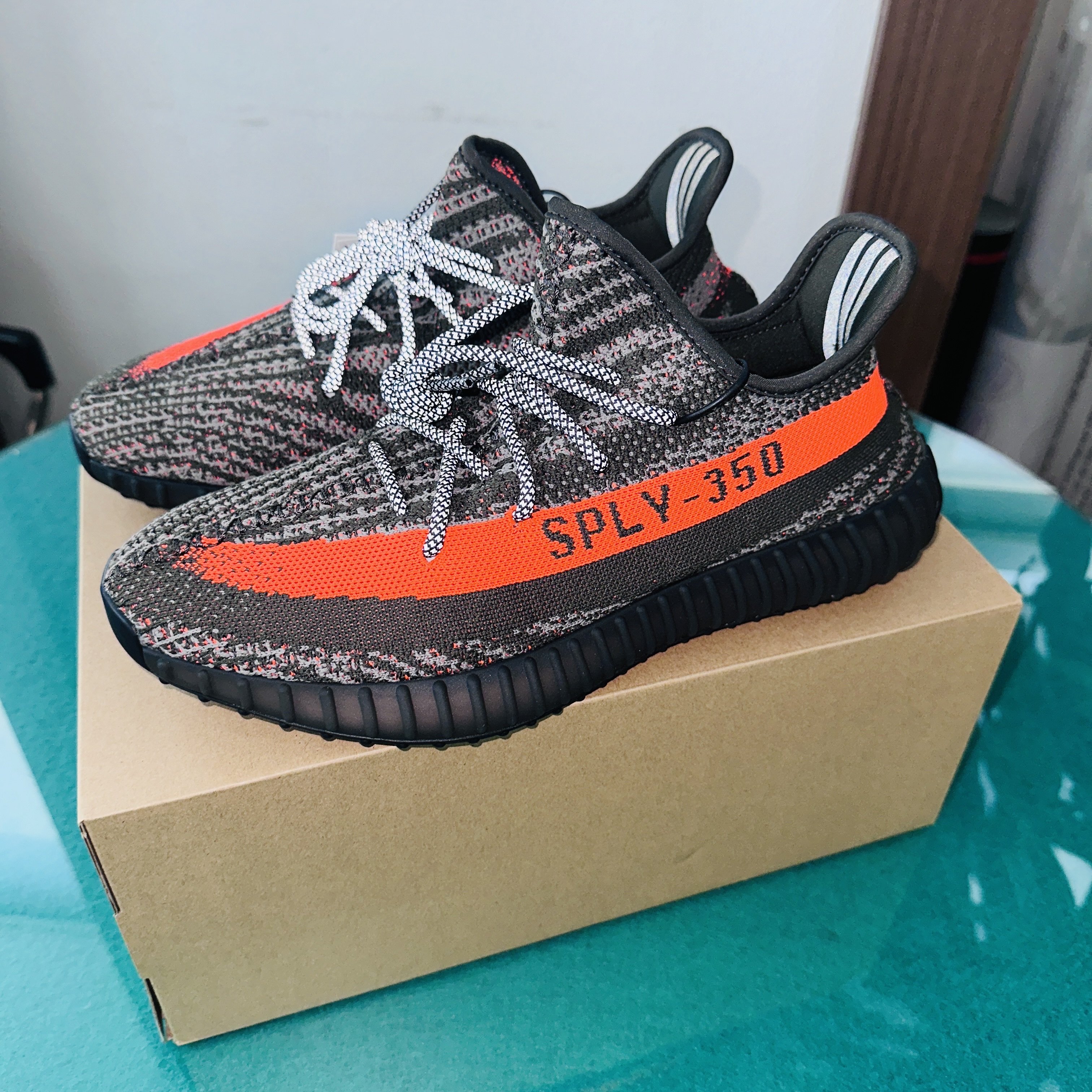 Adidas Yeezy Boost 350 V2 Carbon Beluga 착용 스타일 - 1