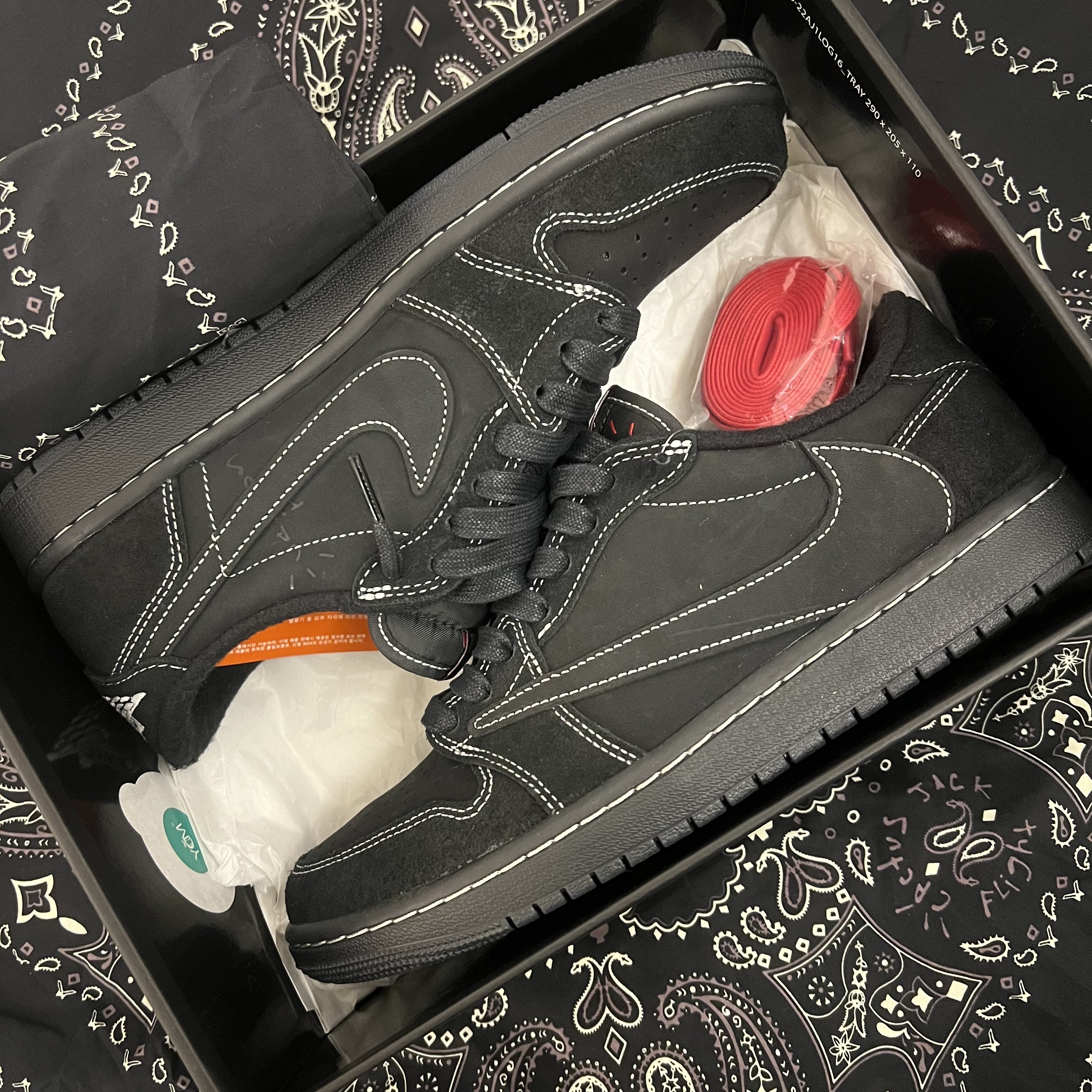 Jordan 1 x Travis Scott Retro Low OG SP Black Phantom 착용 스타일 - 1
