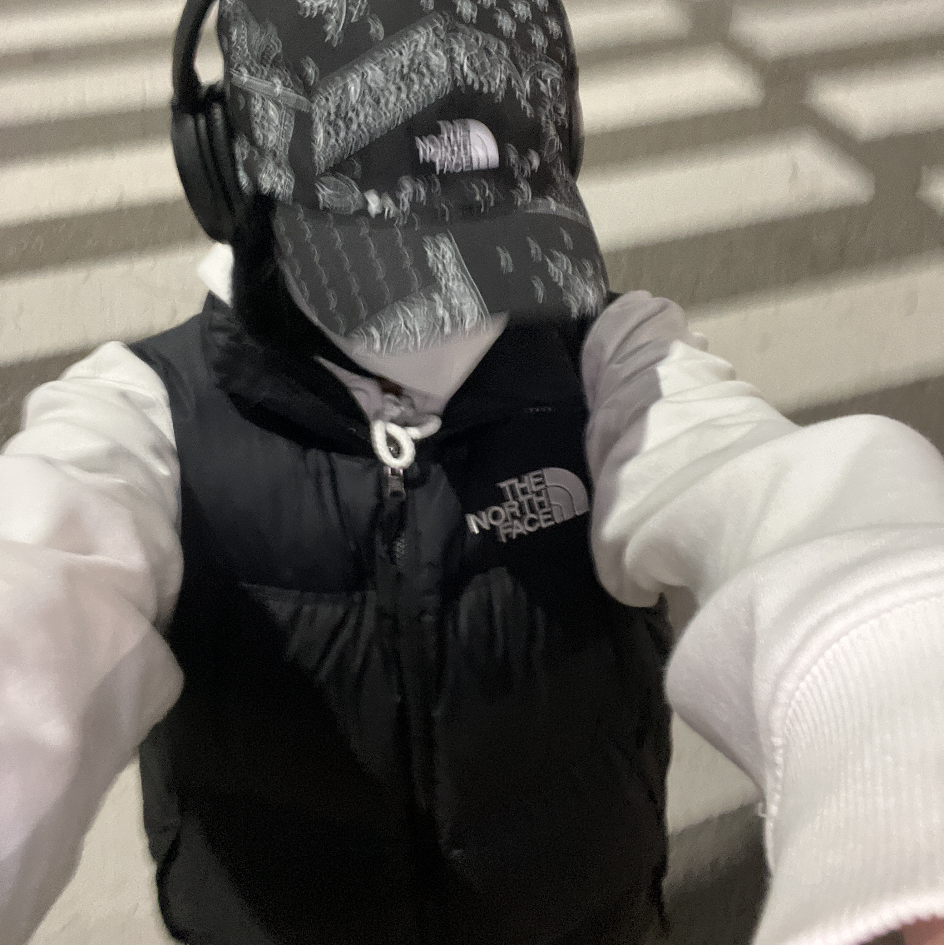 The North Face 1996 Retro Nuptse Vest Black 착용 스타일