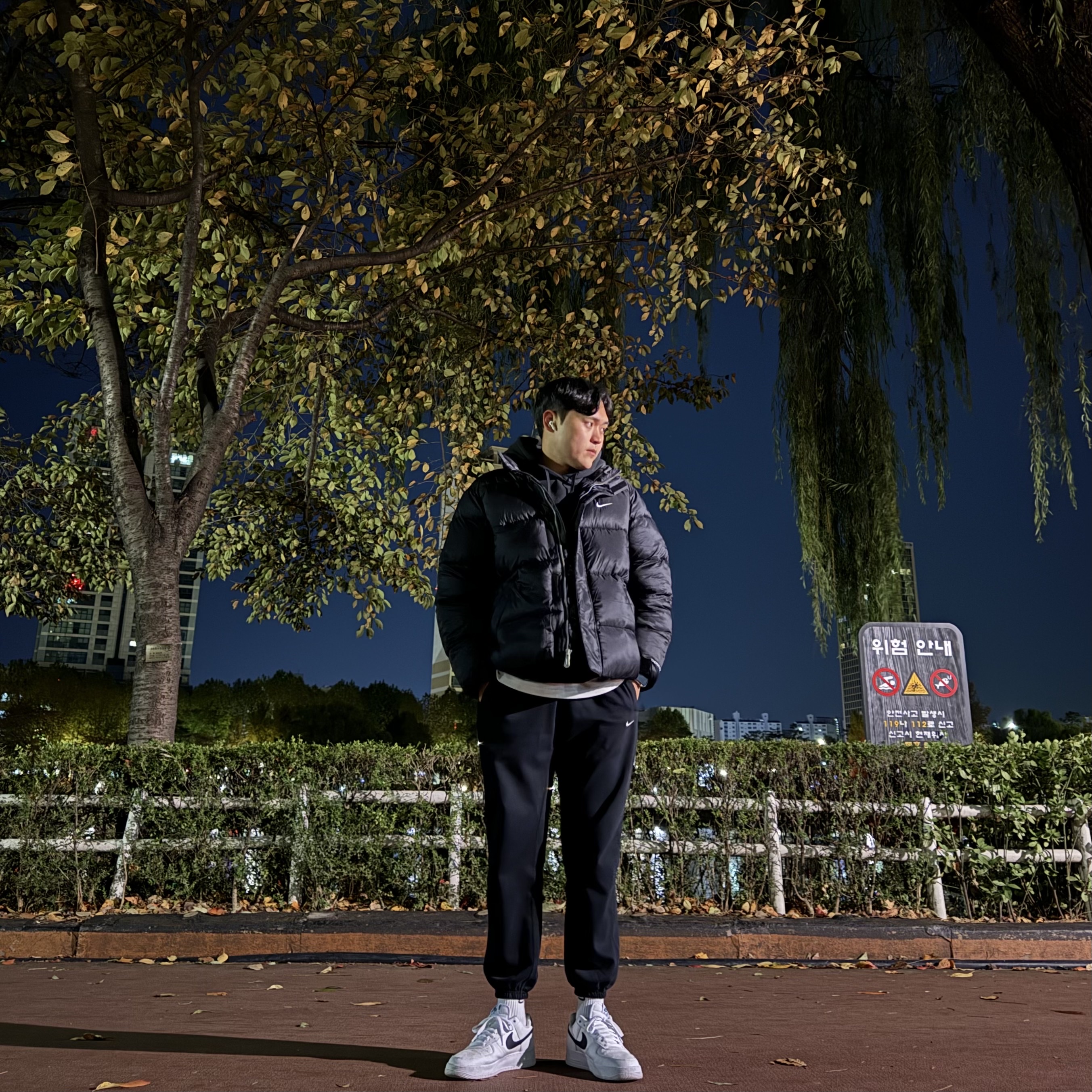 Nike Life Therma-Fit Puffer Jacket Black - Asia, Nike Air Force 1 '07 White Black 착용 스타일