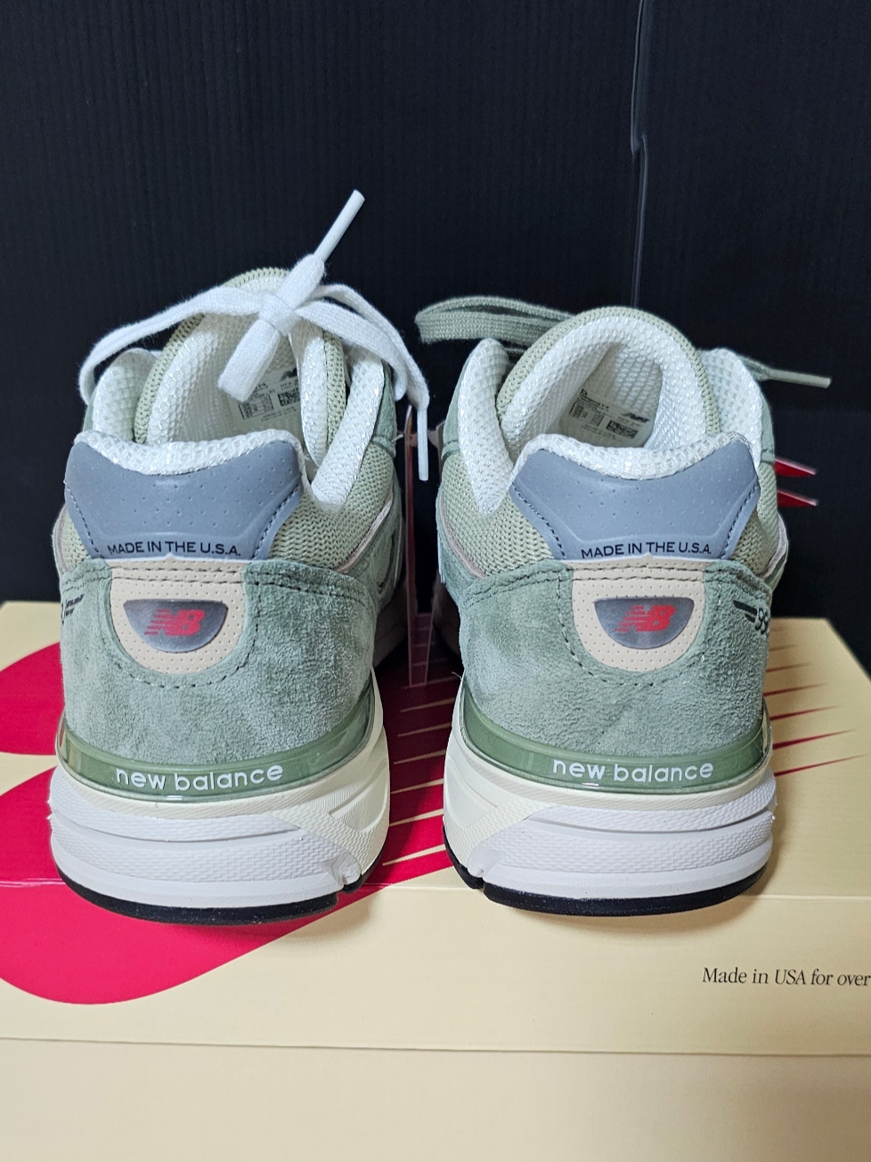 New Balance 990v4 Made in USA Olive Incense 착용 스타일 - 4