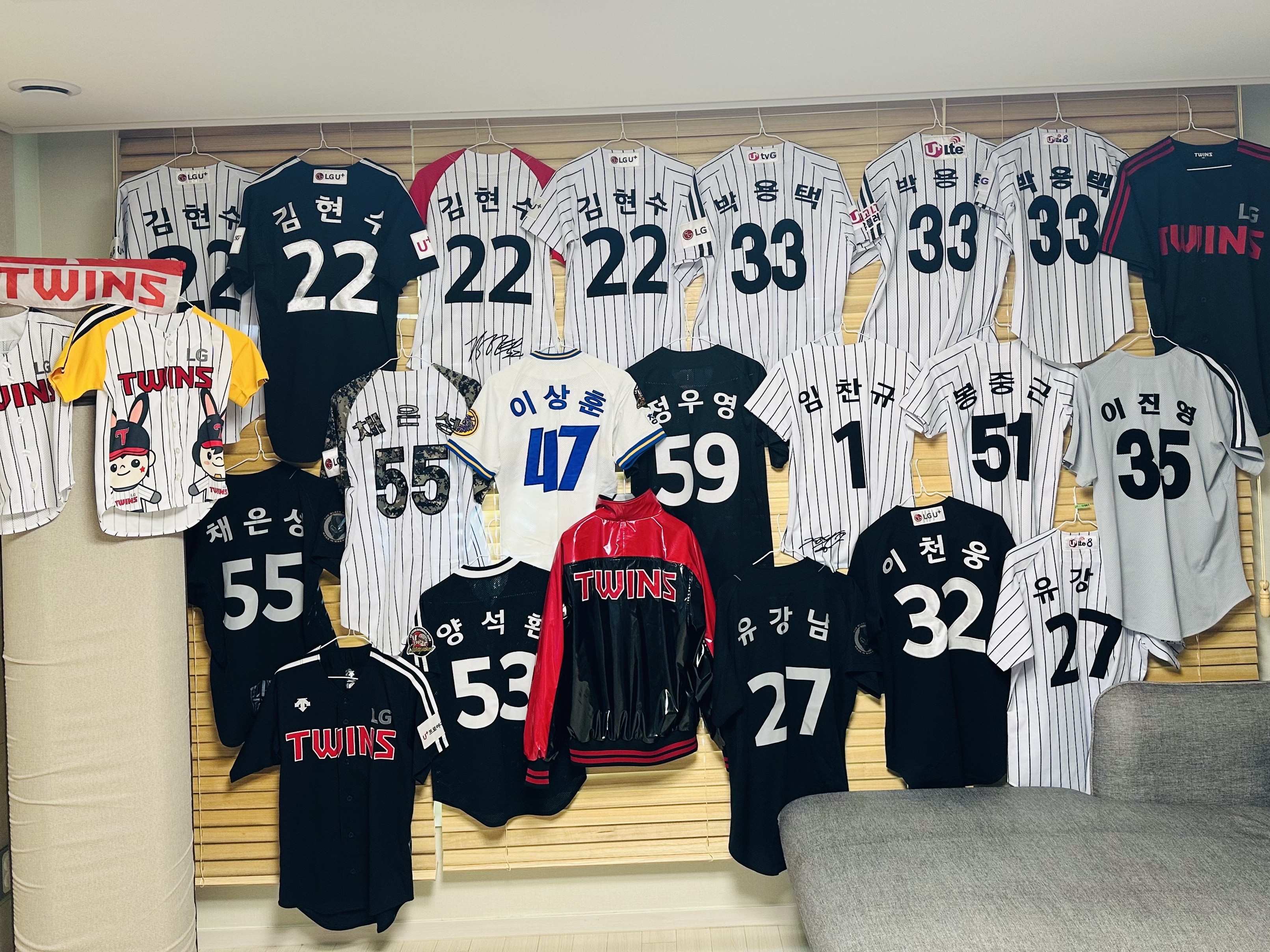 BDNS x LG TWINS Dugout Jacket Red 착용 스타일 - 10