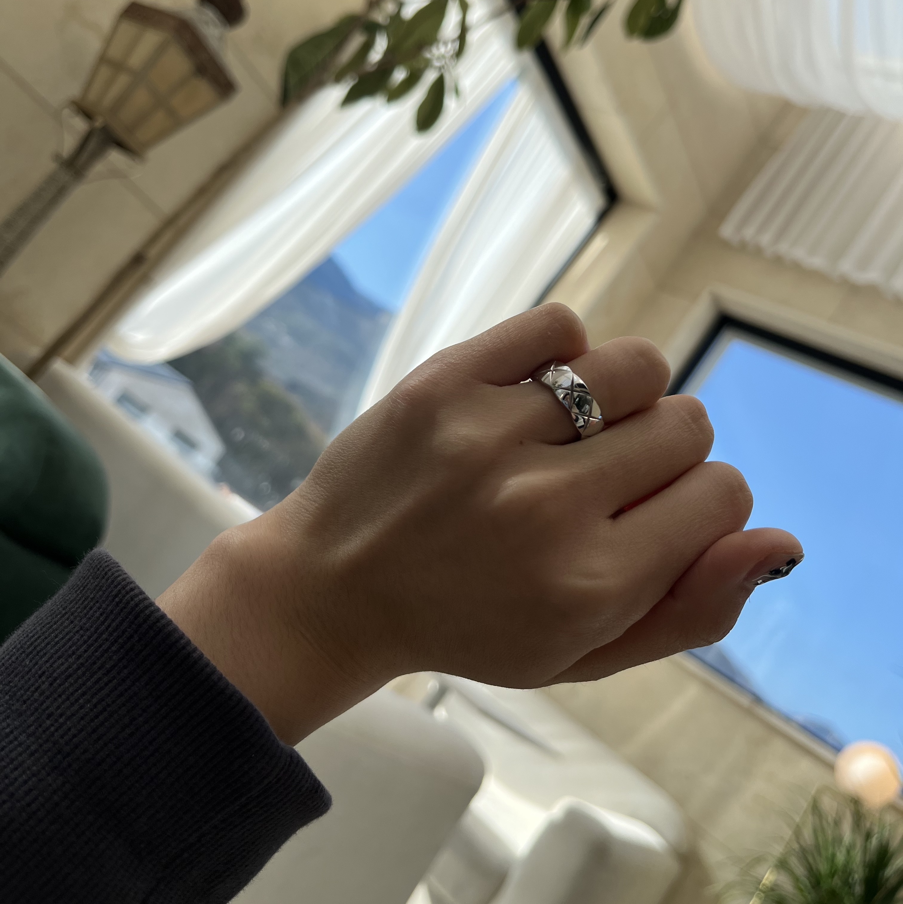 Chanel Coco Crush Ring Quilted Motif Small & 18K White Gold 착용 스타일 - 2