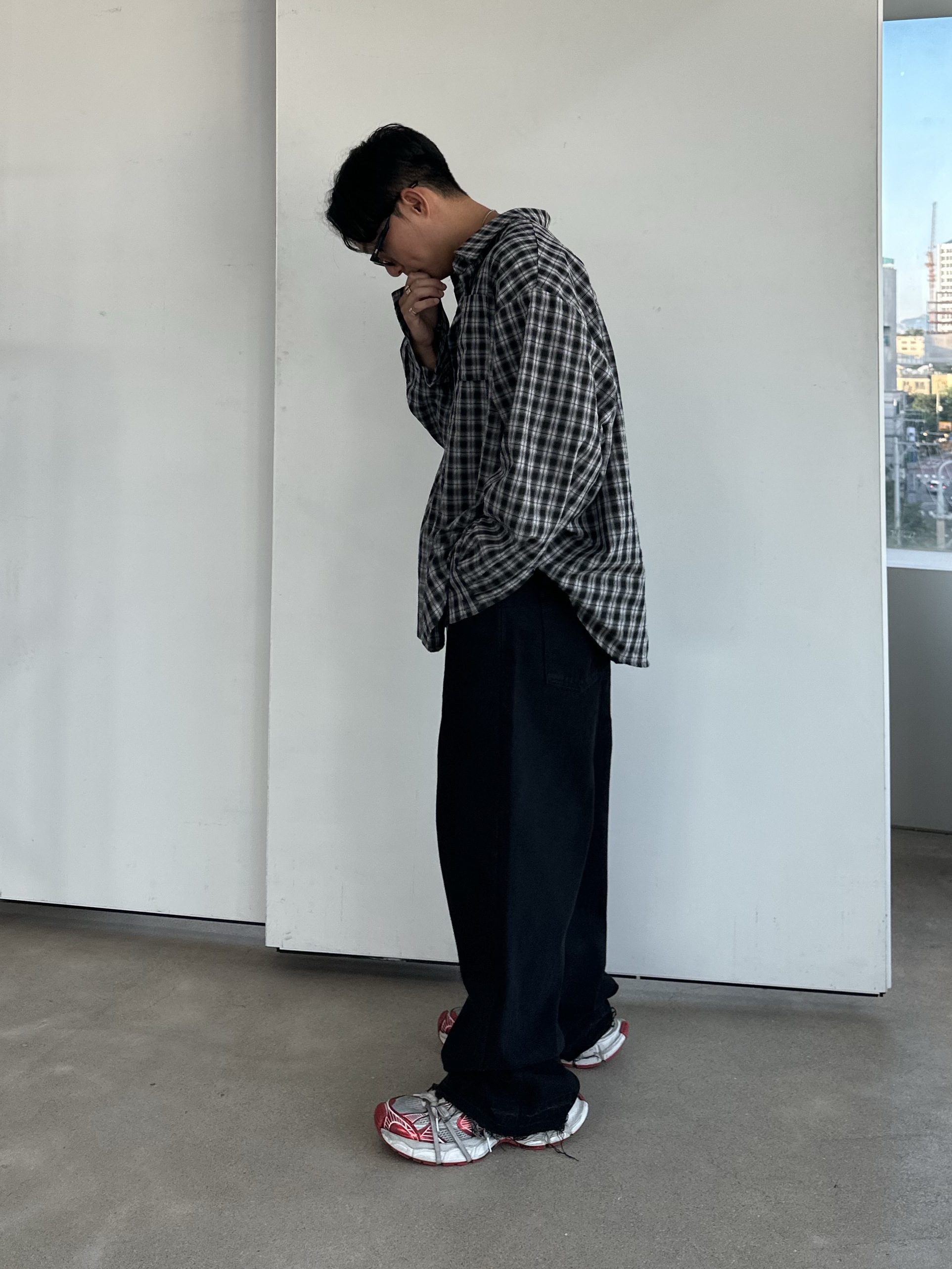 JUNNE P16 Low Rise Wide Denim Pants Black (New Ver.), Balenciaga 3XL Sneakers White Red 착용 스타일