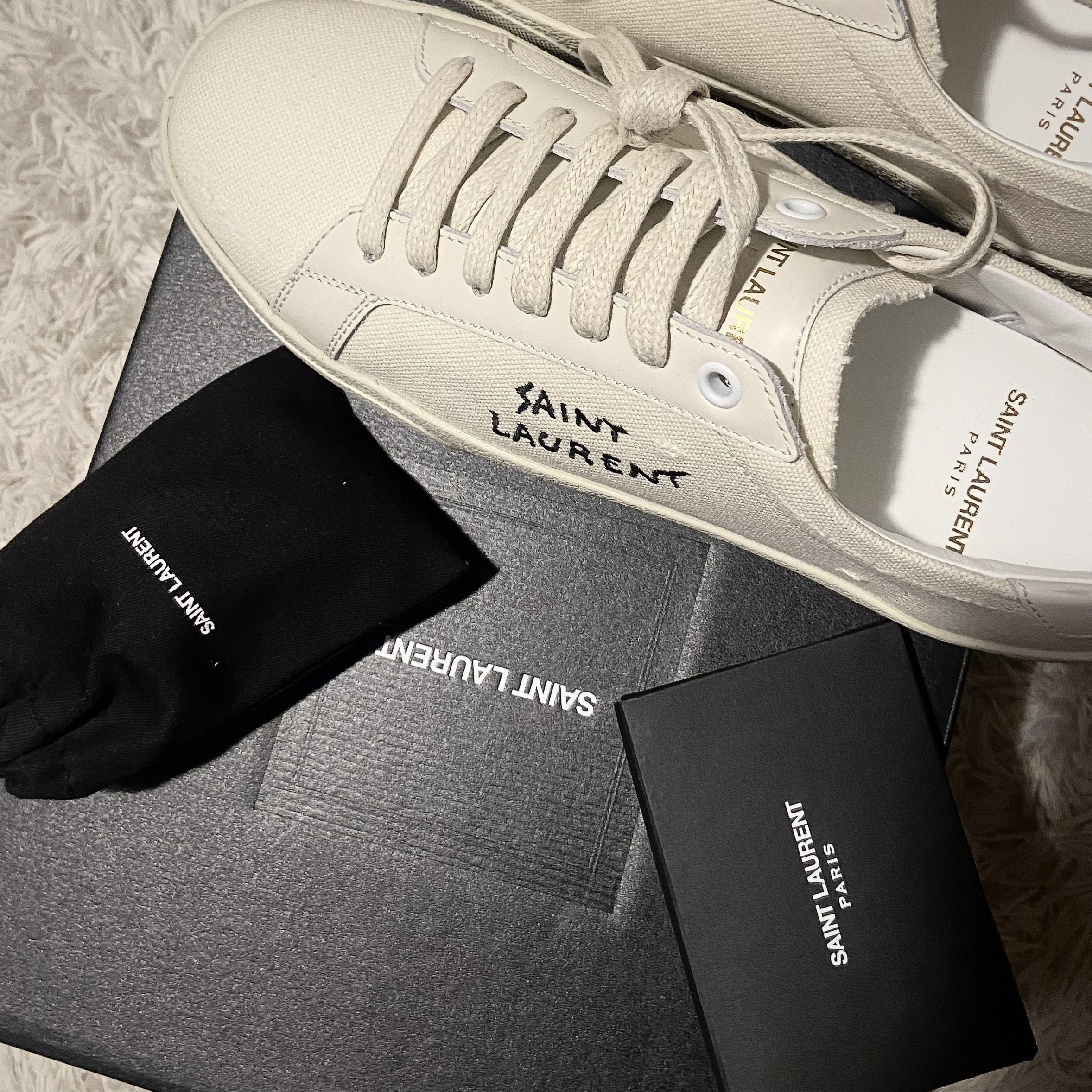 (W) Saint Laurent Court Classic SL/06 Sneakers Cream 착용 스타일 - 2