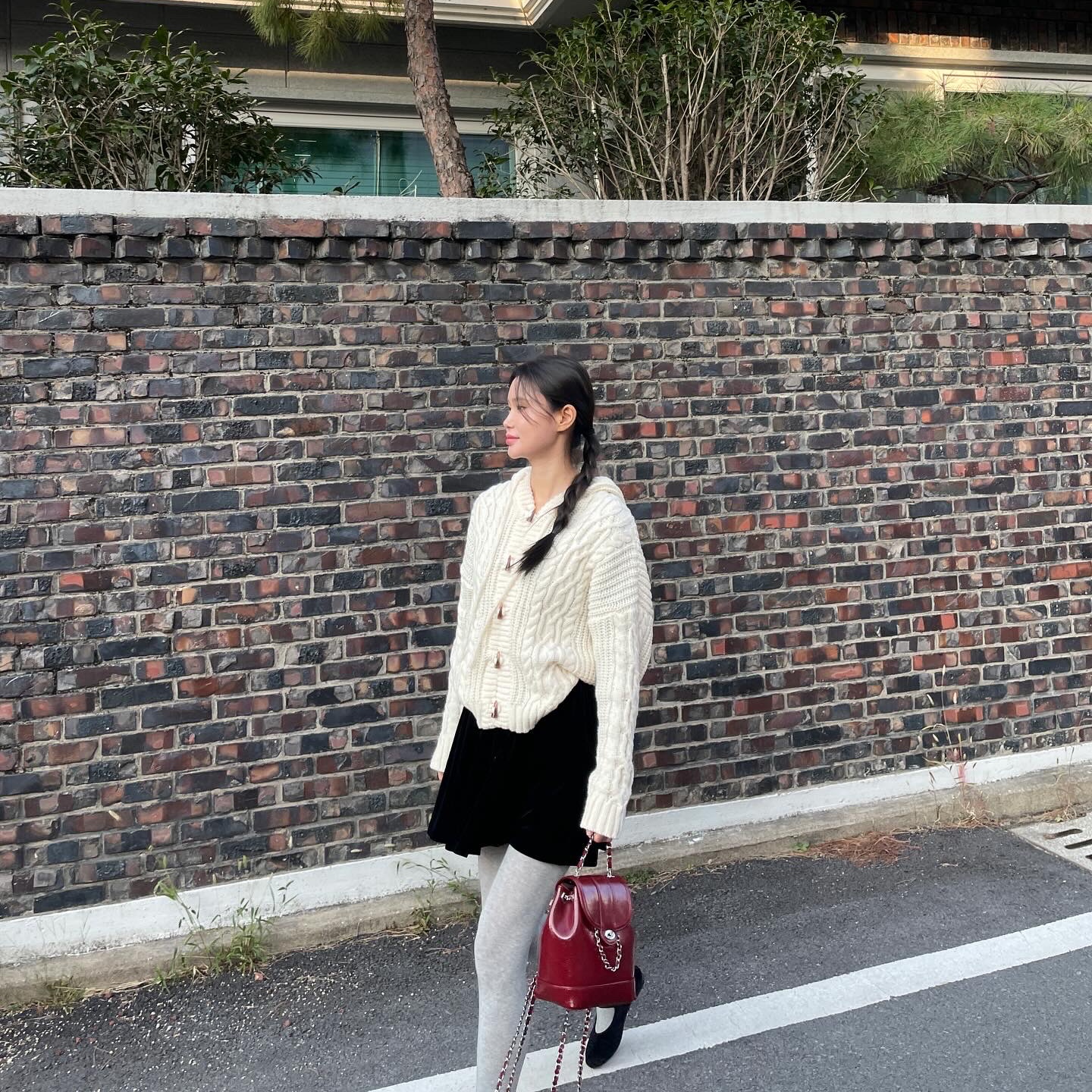 Cardinal Red Hawoo-A Bag Burgundy 착용 스타일 - 3