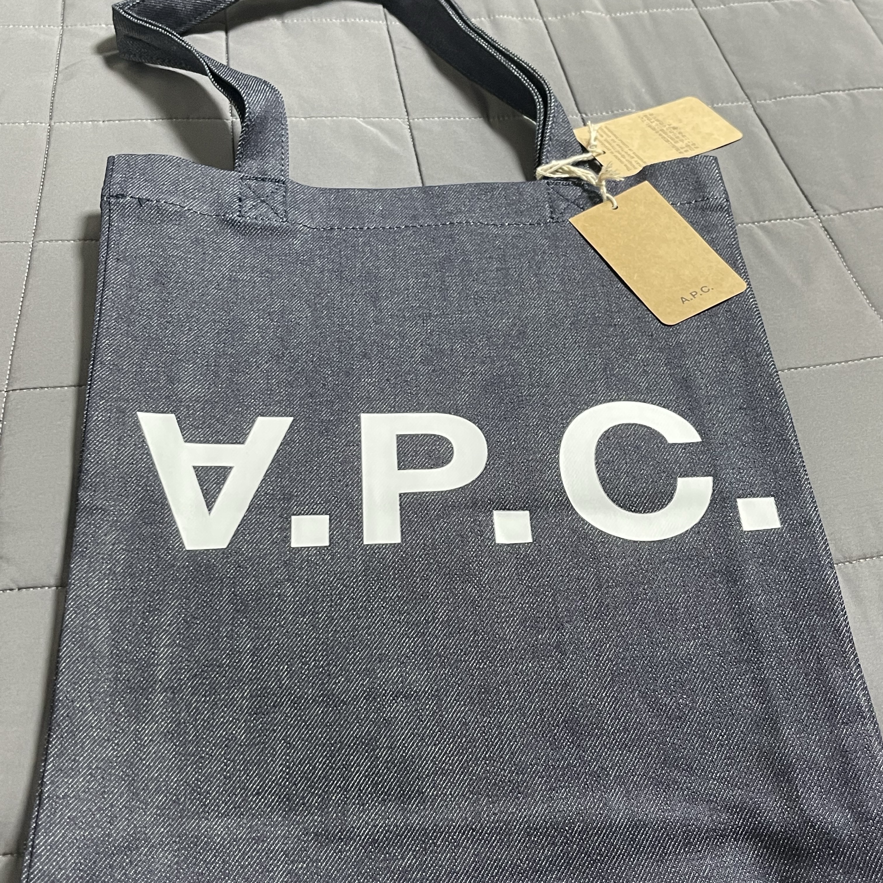 A.P.C. Laure Tote Bag Blue 착용 스타일