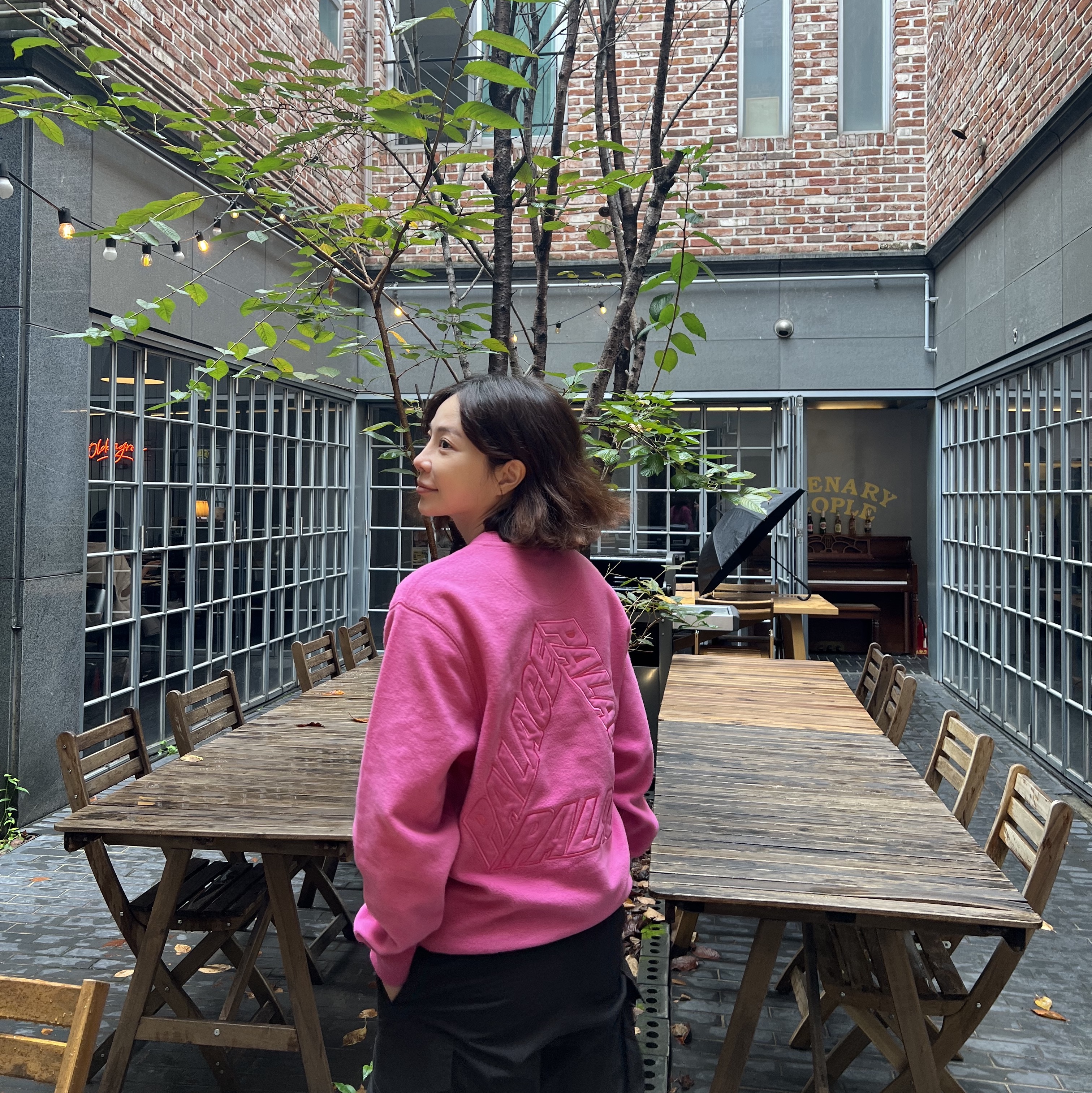 Palace Reverse P-3 Crew Shock Pink - 23FW 착용 스타일 - 2