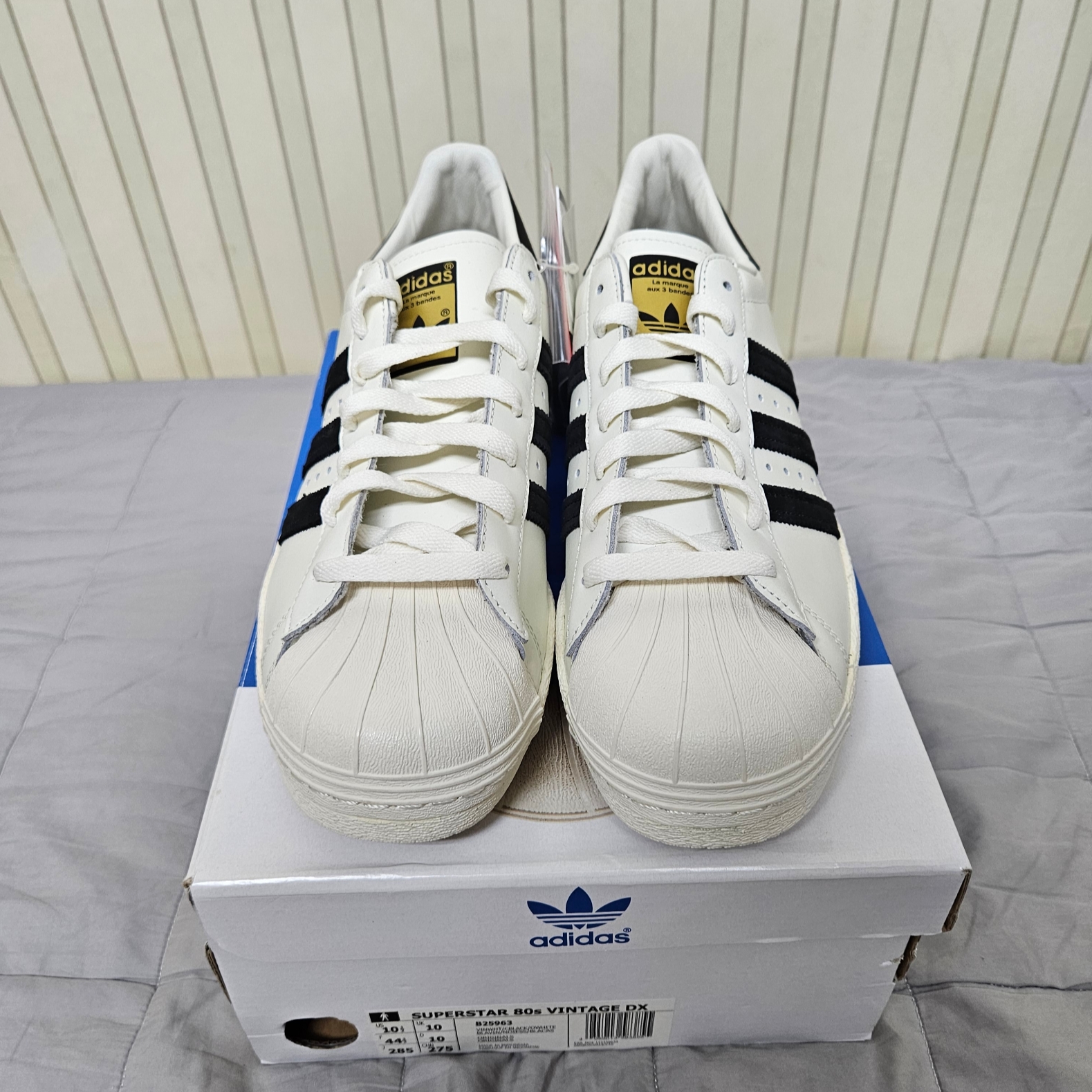 Adidas Superstar 80s Deluxe Vintage White Black 착용 스타일 - 2